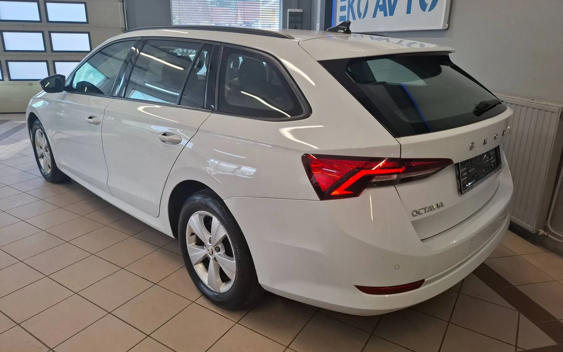 Zunanja slika - Škoda Octavia - Combi 2.0 TDI DSG-NAVI-PDC-ACC-FULL LED-ALU- - 3