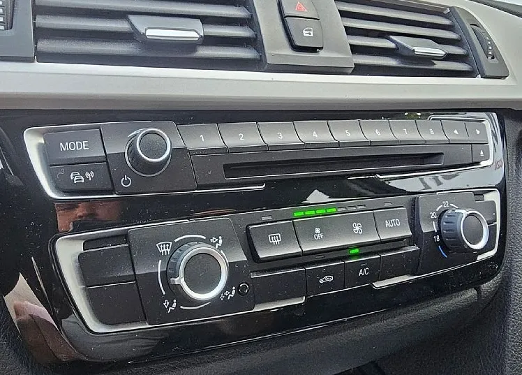 Zunanja slika - BMW Serija 3 - Touring: 318D AVT. LED-NAVIGACIJA-ALU PLATIŠČA-PDC - 15