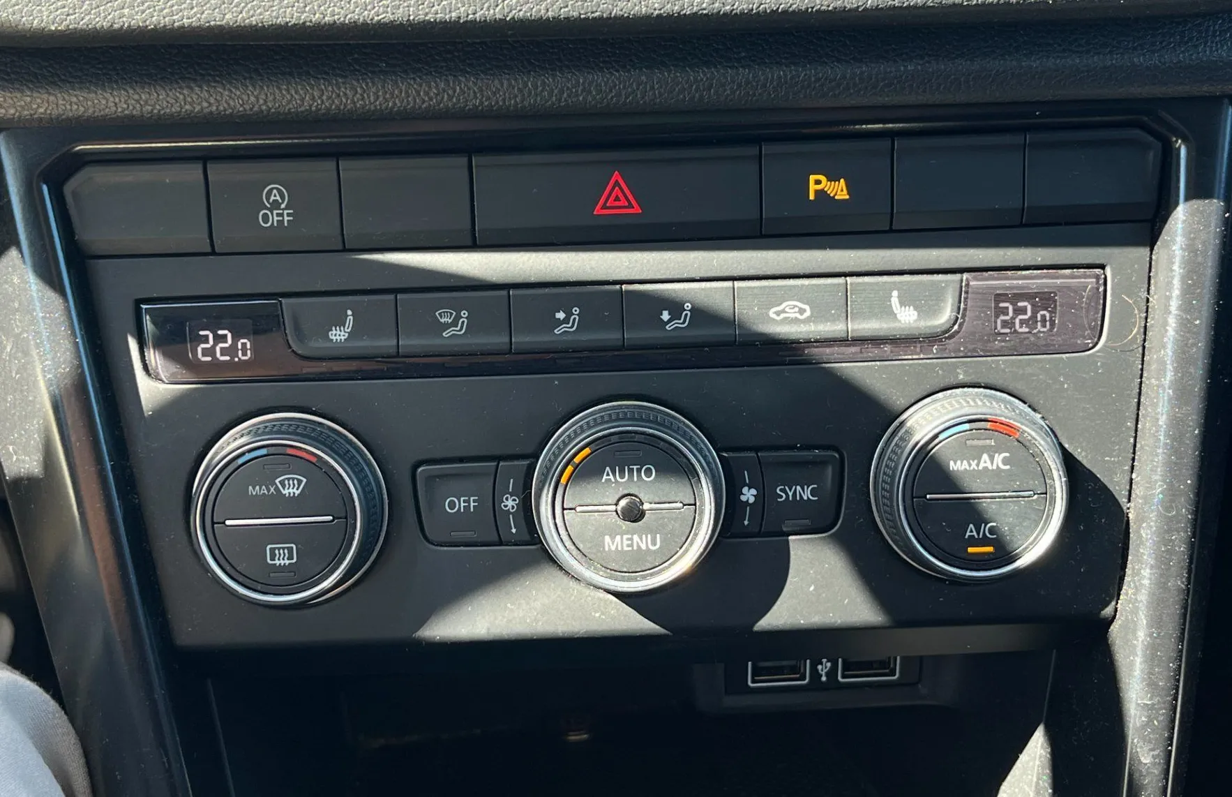 Zunanja slika - Volkswagen T-Roc - 1.6 TDI BMT 2X PDC. NAVI. SAMO 88.645 KM. - 19