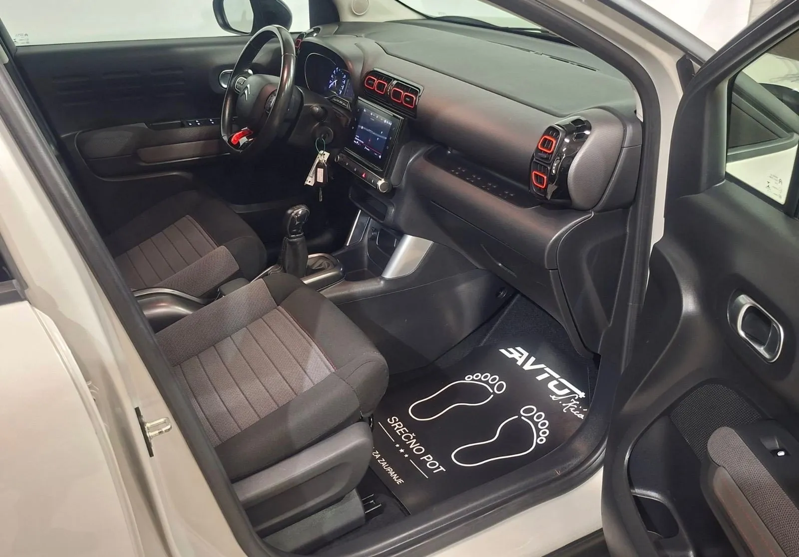 Notranja slika - Citroën C3 Aircross - 1.2 -LED-KAMERA-NAVI-TEMPOMAT-SERVISNA KNJ-KLJUKA - 10