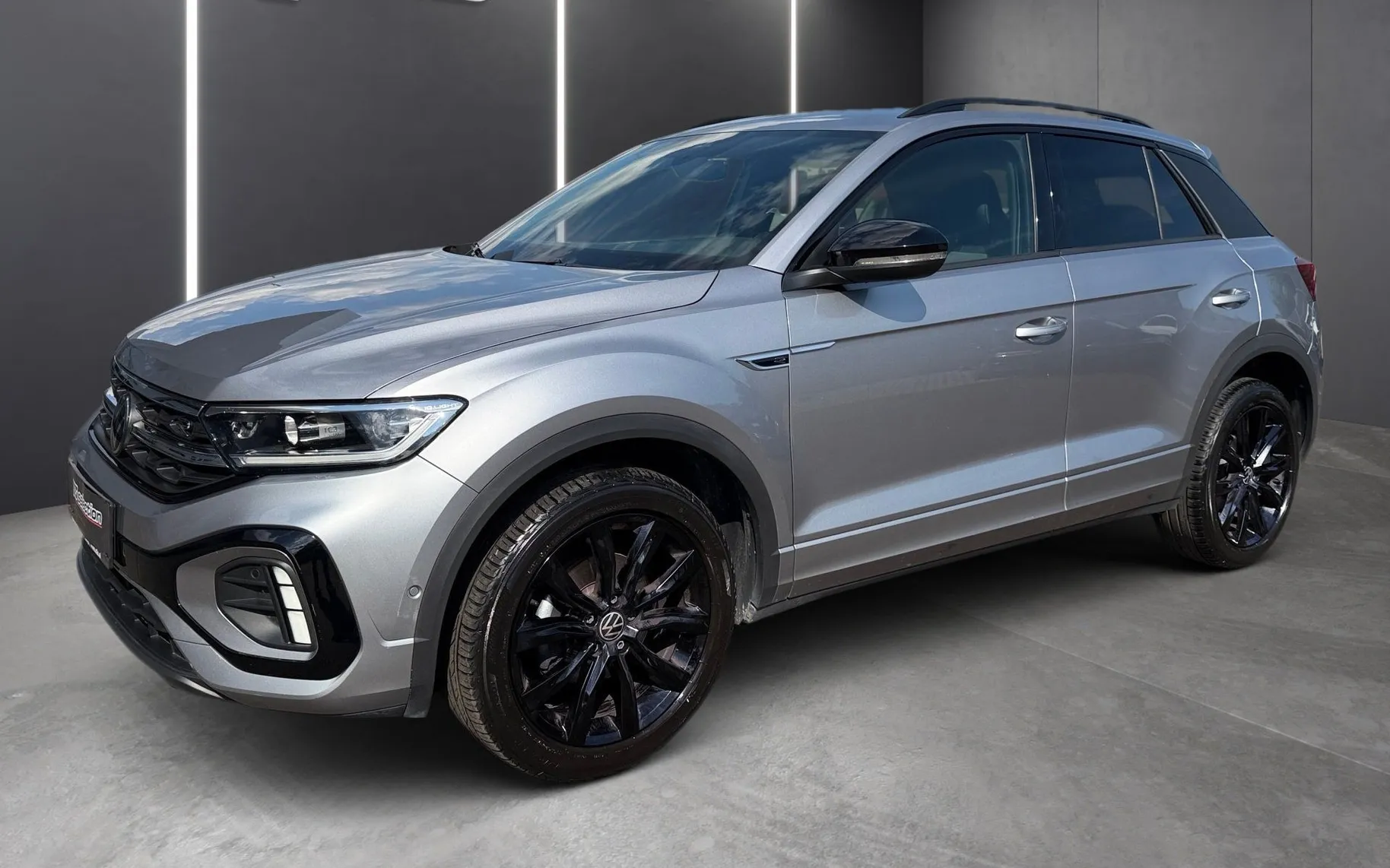 Zunanja slika - Volkswagen T-Roc - 1.5 TSI BMT R-Line-SLO-IQ Light-Mrtvi kot-Vzv.kam - 1