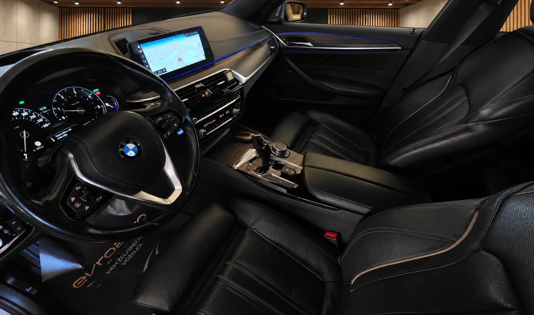 Notranja slika - BMW serija 5 Touring: - 520d Touring Avt.Luxury Line  Head-Up display - 11