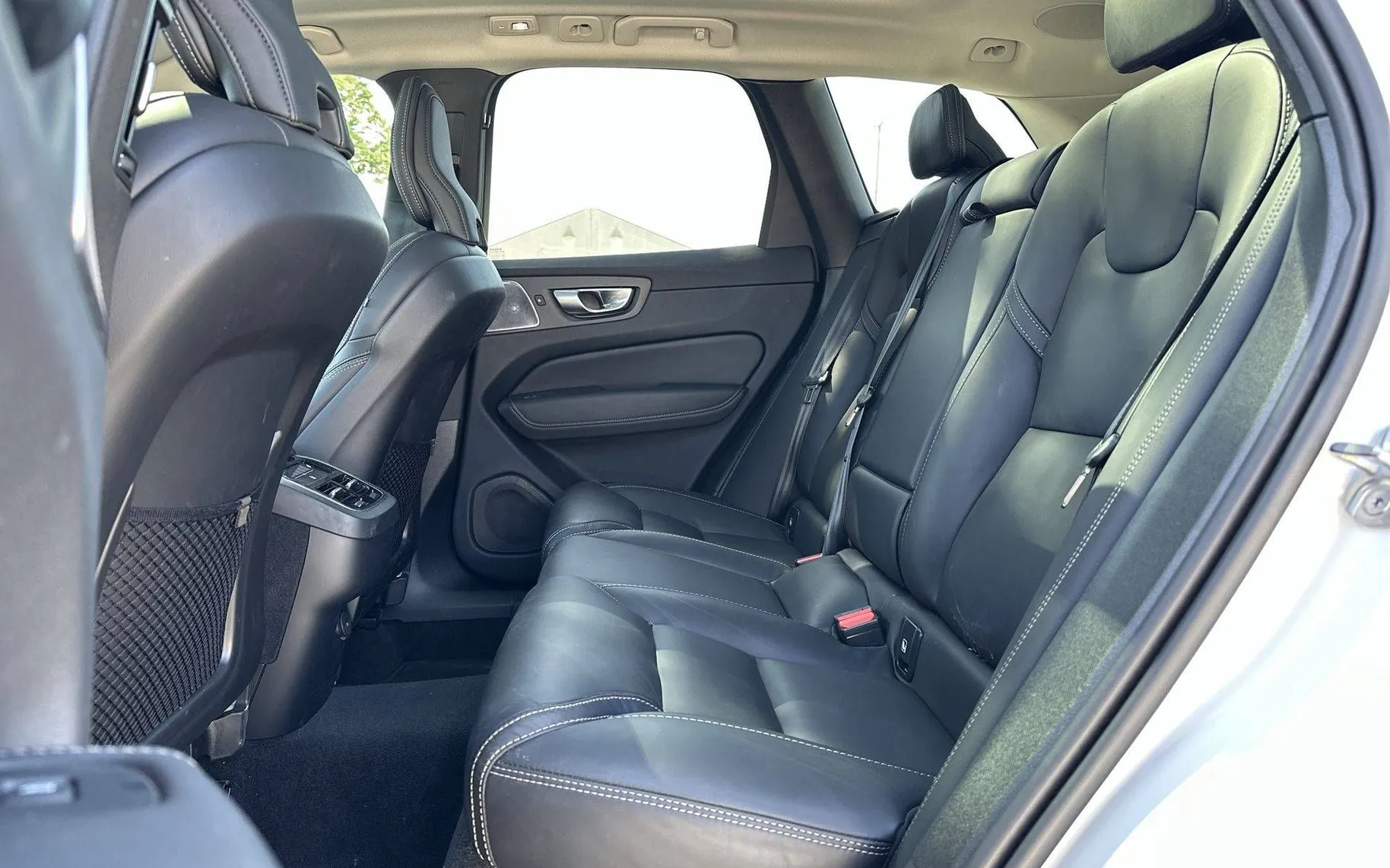 Notranja slika - Volvo XC60 - B4 AWD MILD HYBRID DIESEL ULTIMATE DARK - 11
