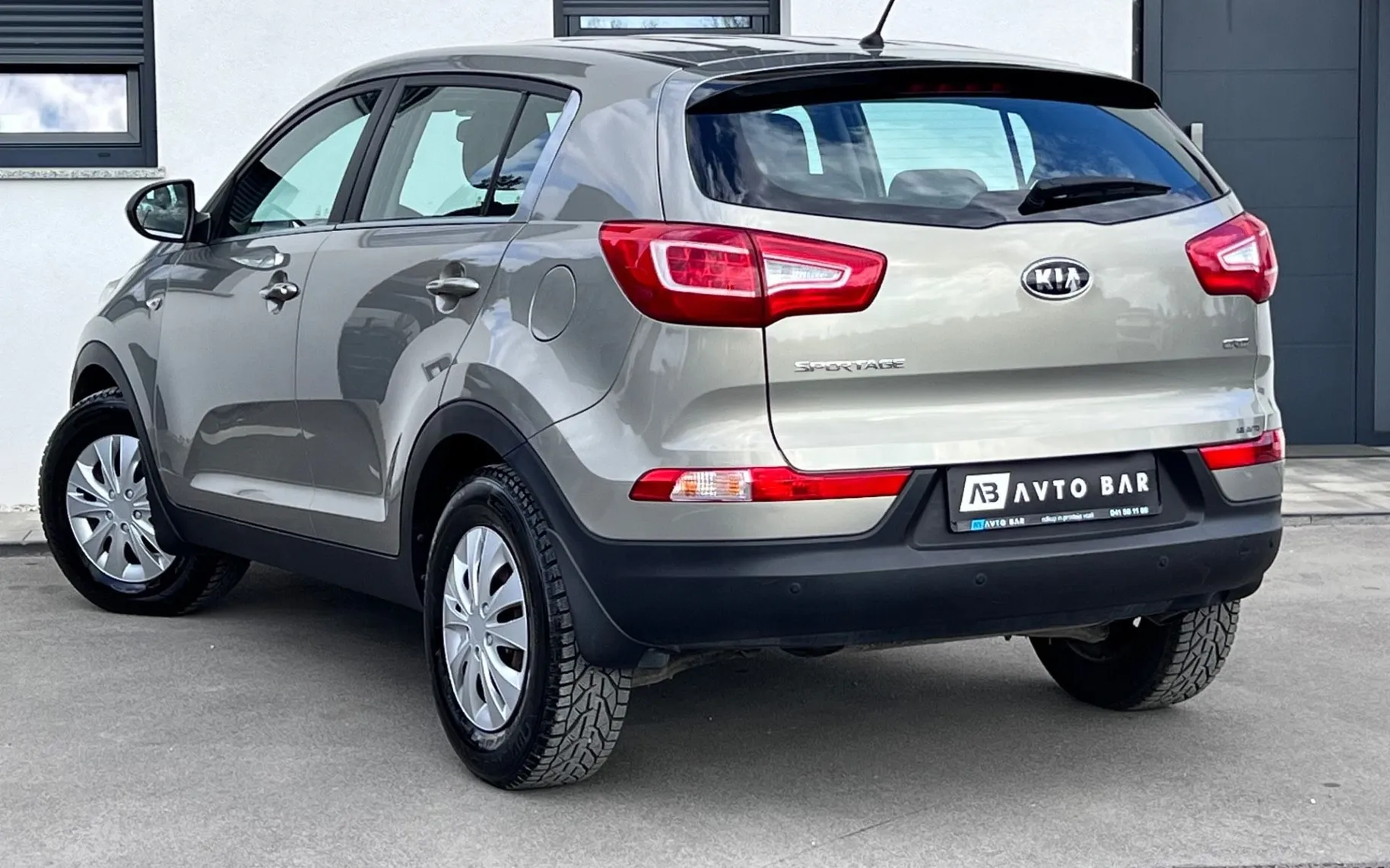 Notranja slika - KIA Sportage - 1.7 CRDi+SLO... - 8