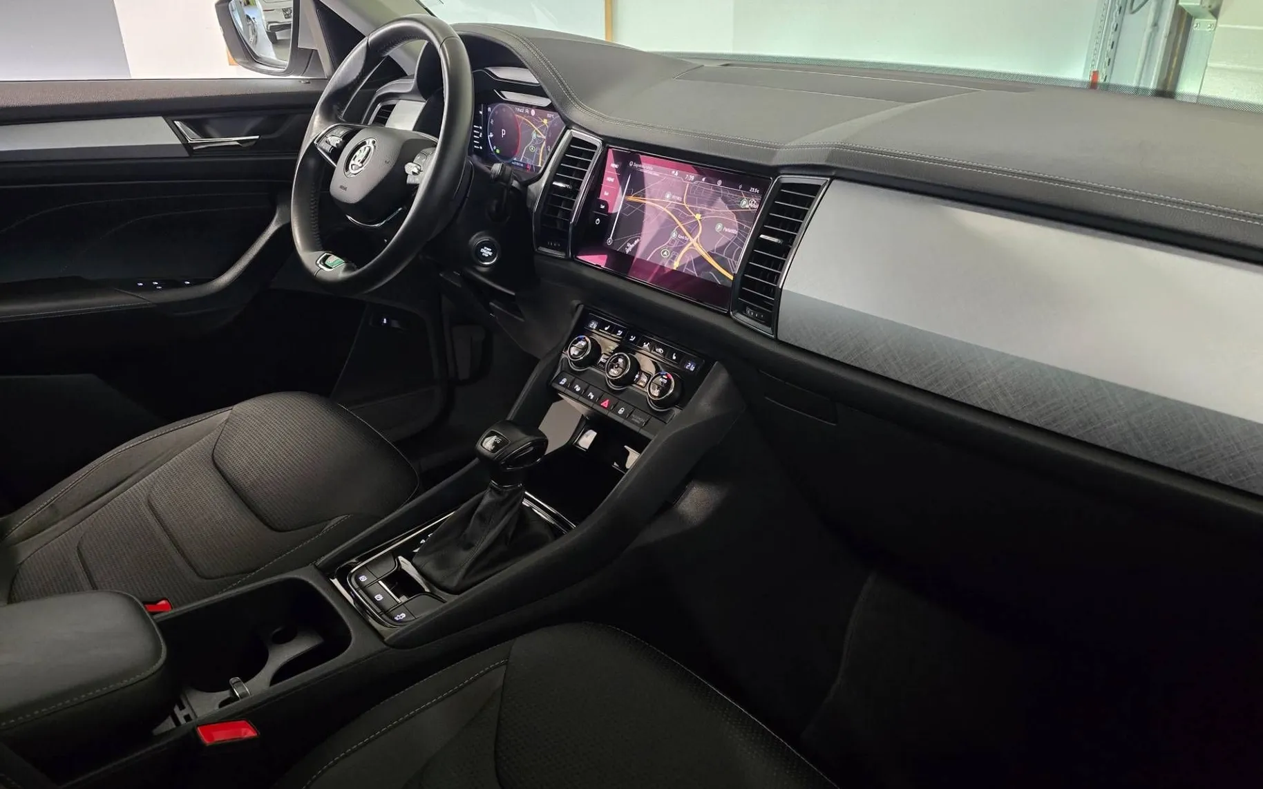 Notranja slika - Škoda Kodiaq - 4x4 2.0 TDI Ambition Tour DSG - Matrix.virtual.ACC - 10