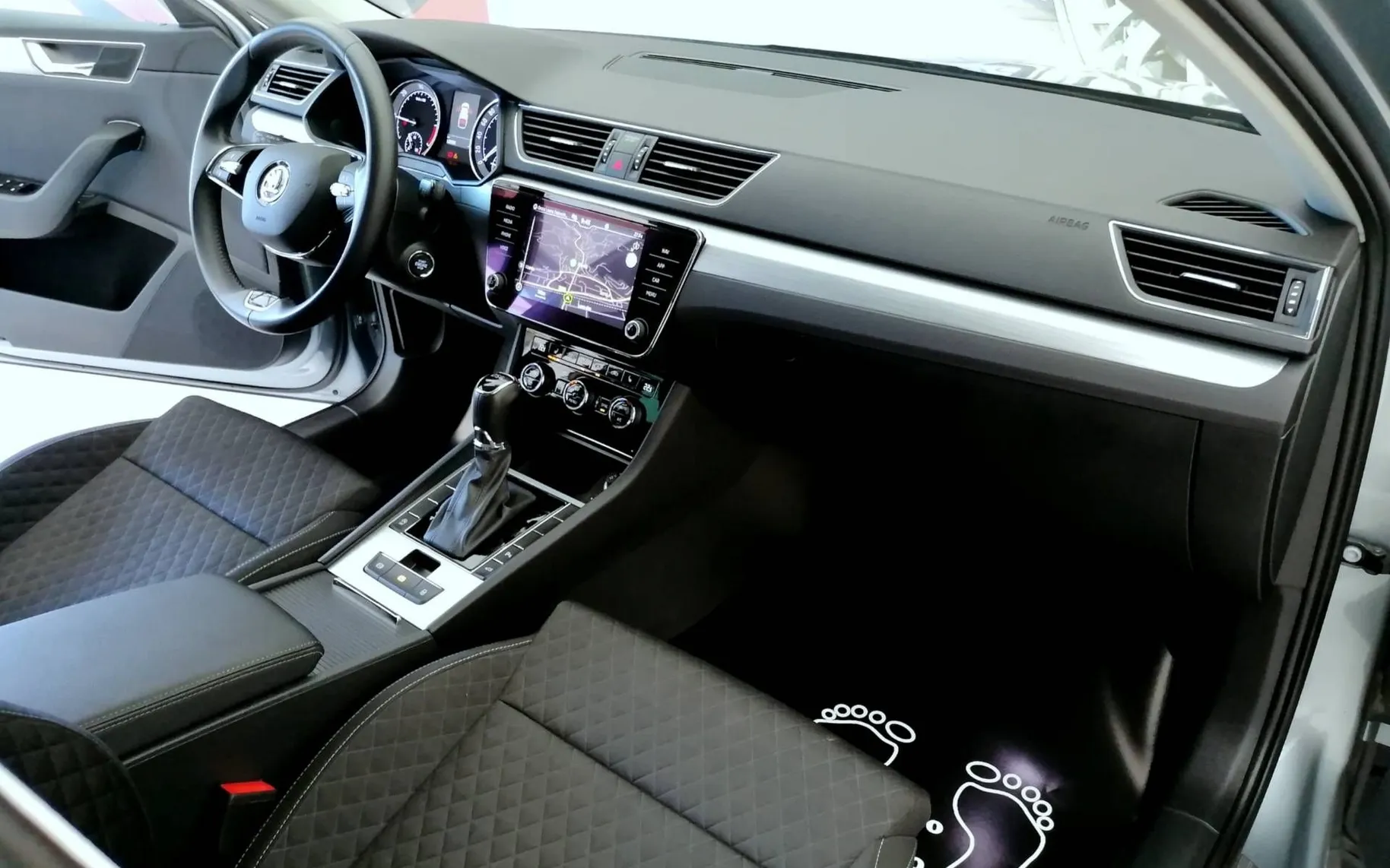 Notranja slika - Škoda Superb - Combi 2.0 TDI Sportline CHRYSTAL LIHTING 1.LASTN.. - 7