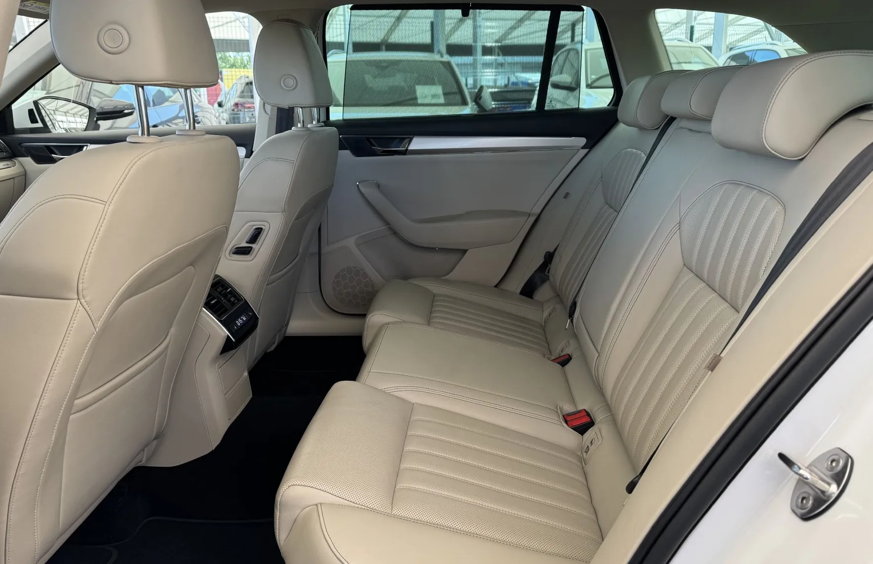 Zunanja slika - Škoda Superb - Combi Laurin   Klement 2.0 TSI DSG 4x4 - 11