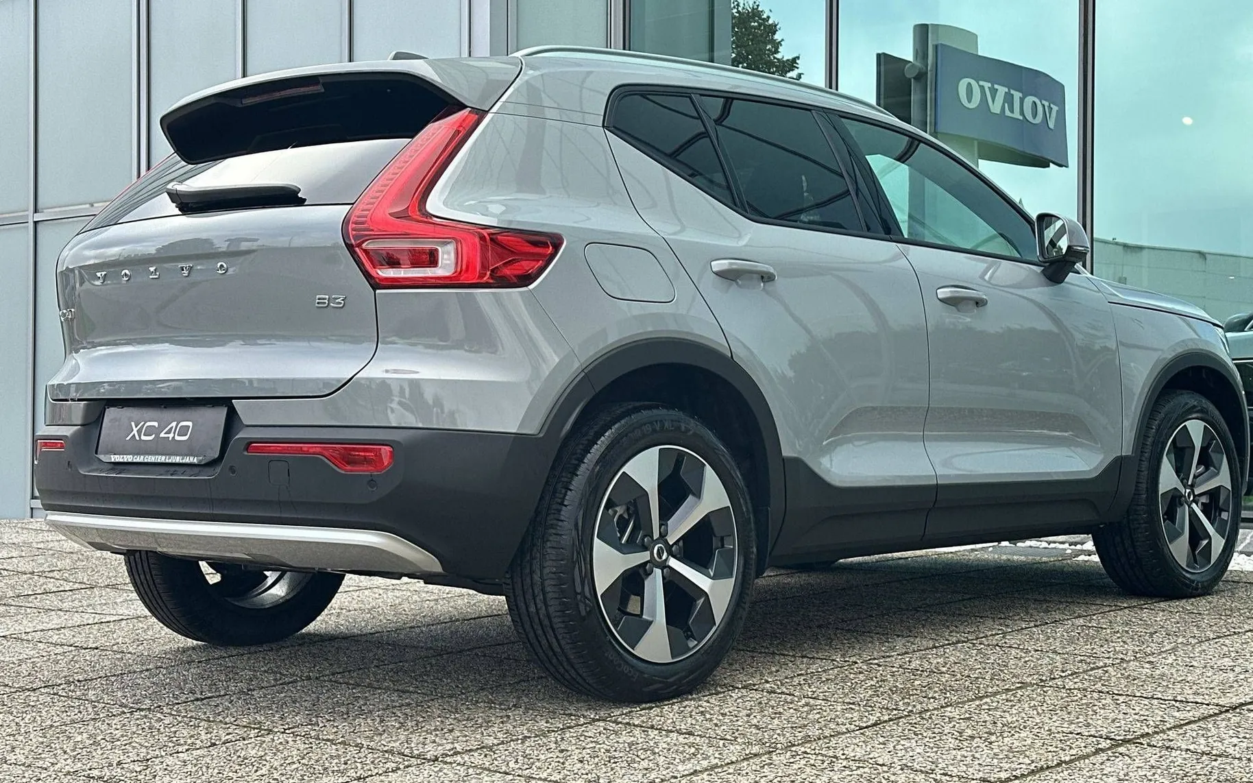 Zunanja slika - Volvo XC40 - B3 P Core AT DCT 3 leta garancije + 3 servisi... - 5