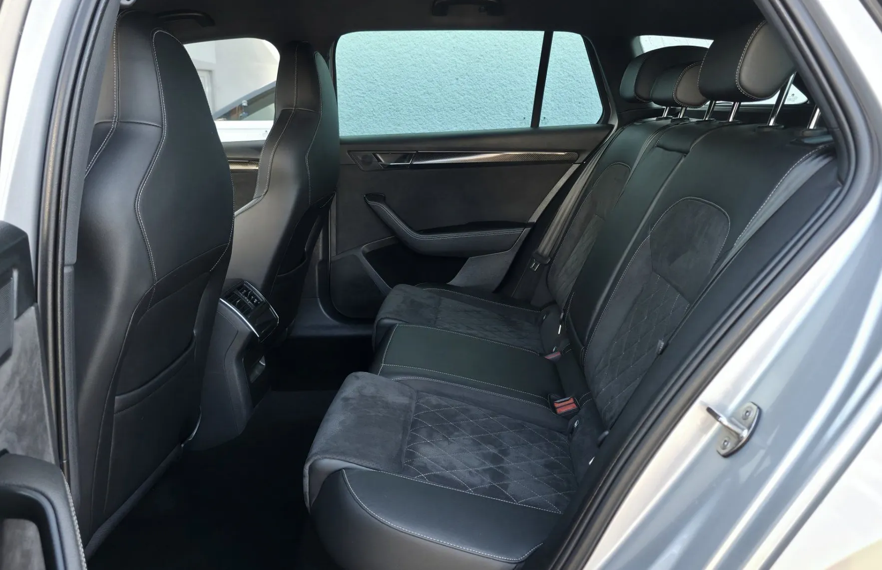 Zunanja slika - Škoda Superb - 2.0TDI DSG Sportline Combi MATRIX•MEMORY•KLJUKA•18 - 7