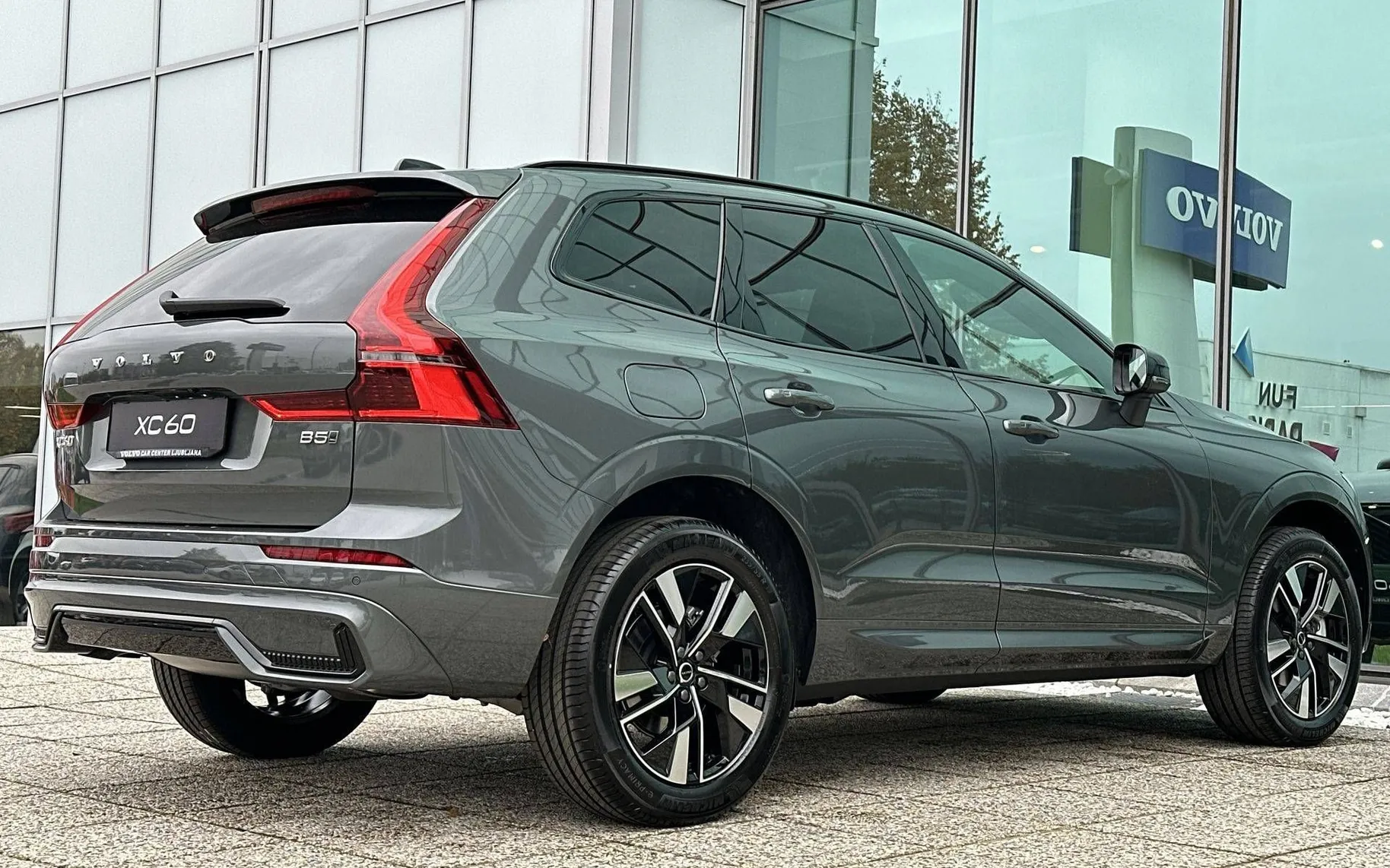 Zunanja slika - Volvo XC60 - B5  P  AWD Plus Dark... - 5