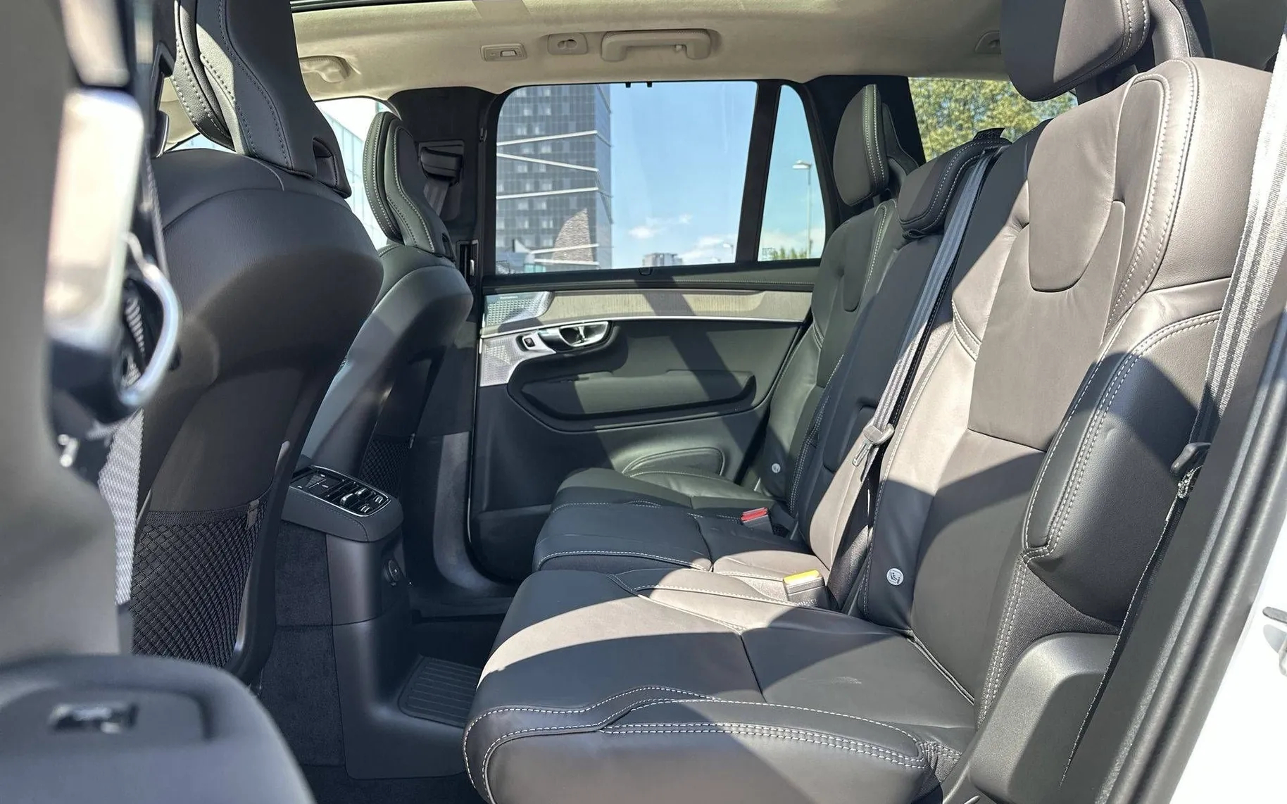 Notranja slika - Volvo XC90 - T8 AWD PLUG-IN HYBRID ULTRA DARK – 7 SEDEŽEV - 11