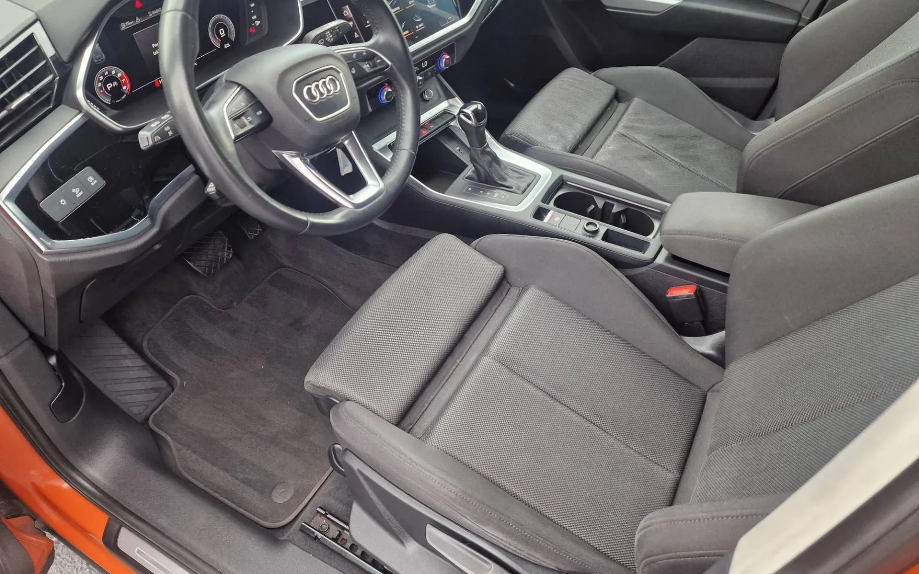 Notranja slika - Audi Q3 - 35 TFSI S tronic S line POLOG 2500 - 11