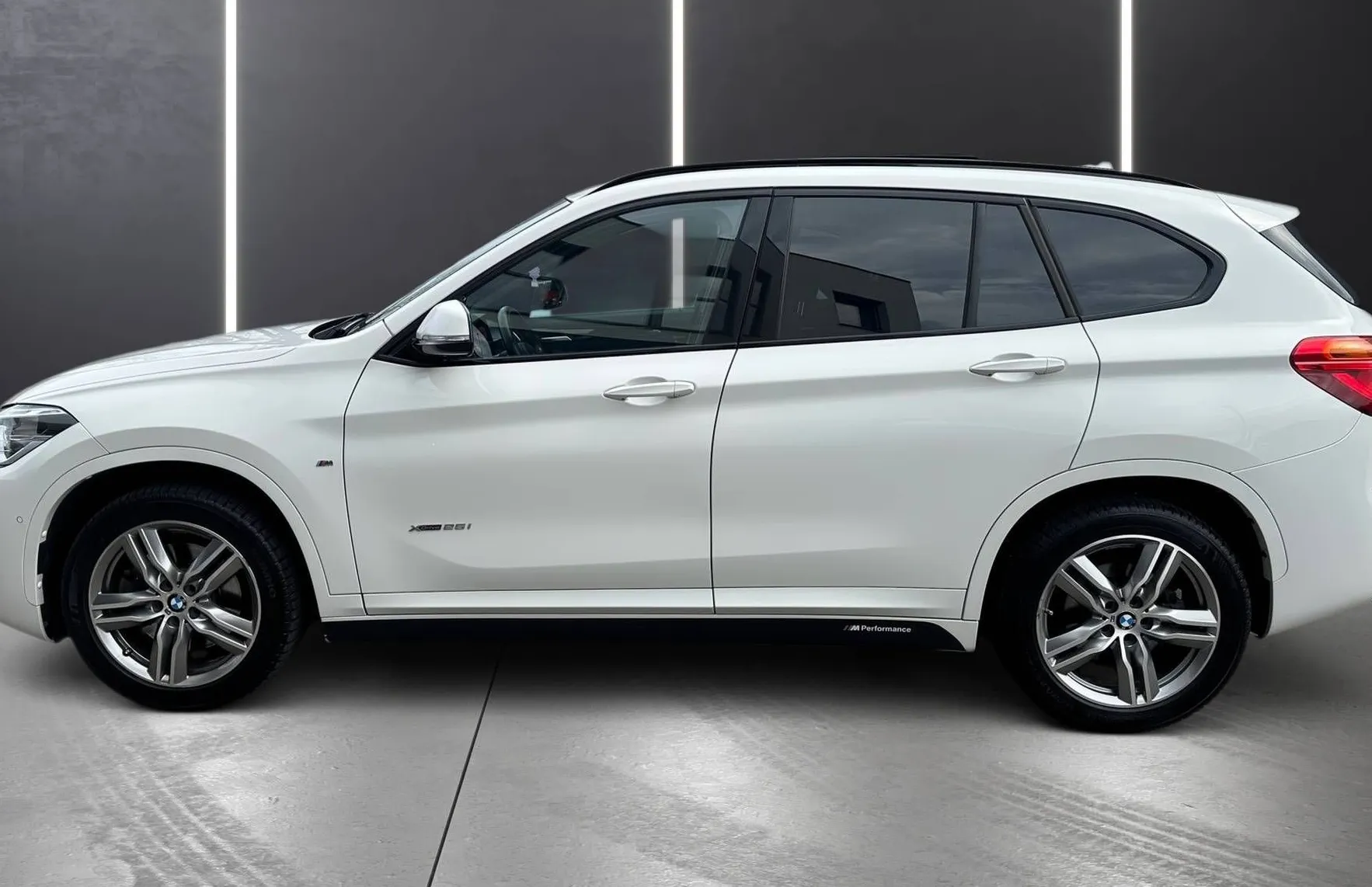 Zunanja slika - BMW X1 - serija :  xDrive25i M SPORT LED ACC NAVI PANO KAM KLJUKA - 4
