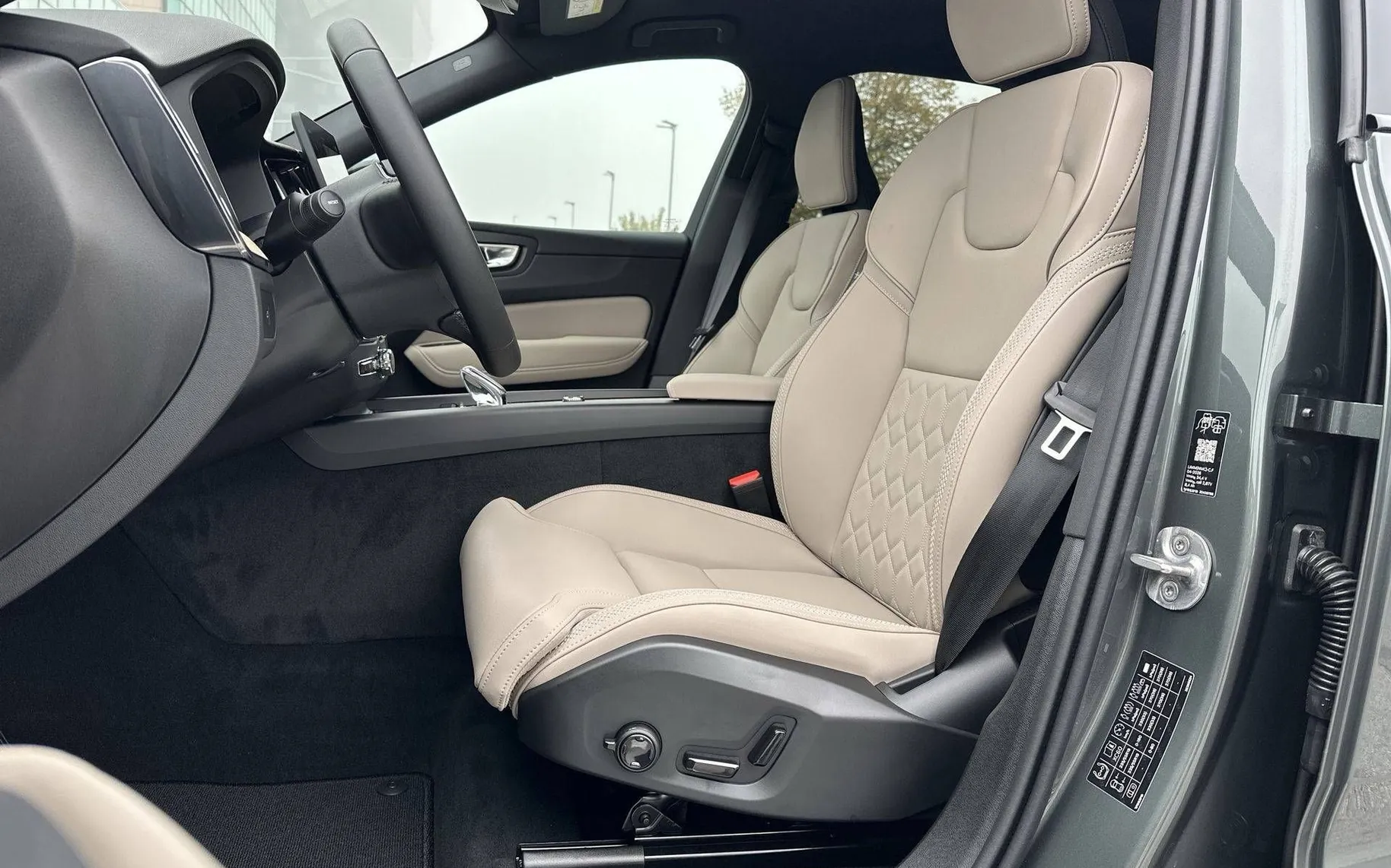 Notranja slika - Volvo XC60 - B5 P AWD Plus Dark Avt. - 10