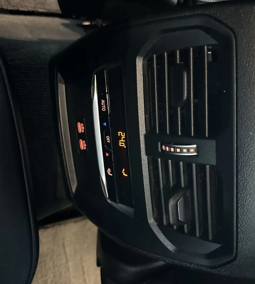 Notranja slika - BMW Serija 3 - Touring: 318i Luxury.NEMŠKI+4ALU.KAMERA.LED.USNJE.ACC.BE - 8