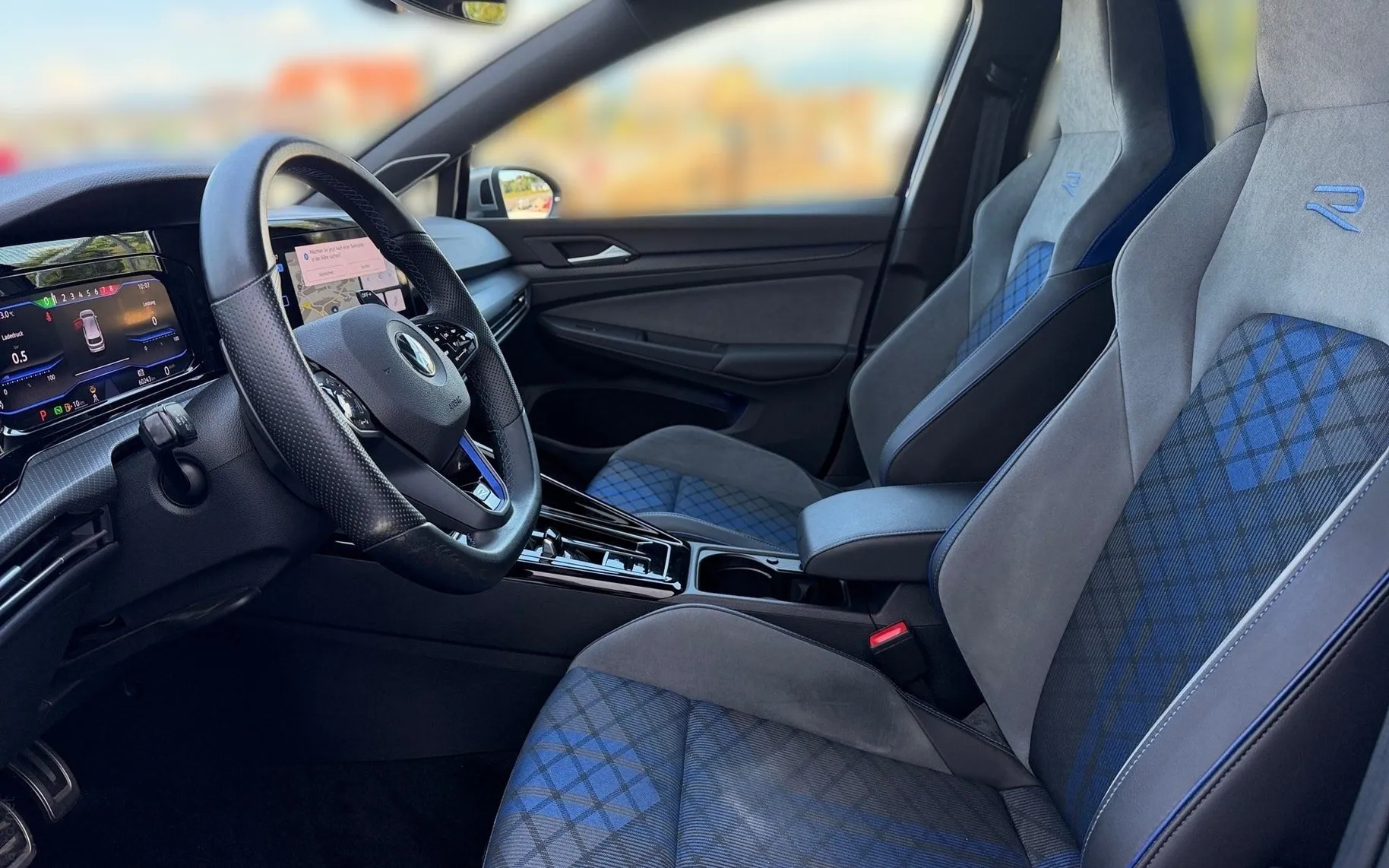 Notranja slika - Volkswagen Golf - R 4Motion 2.0 TSI DSG IQ Matrix - Harman Kardon... - 9