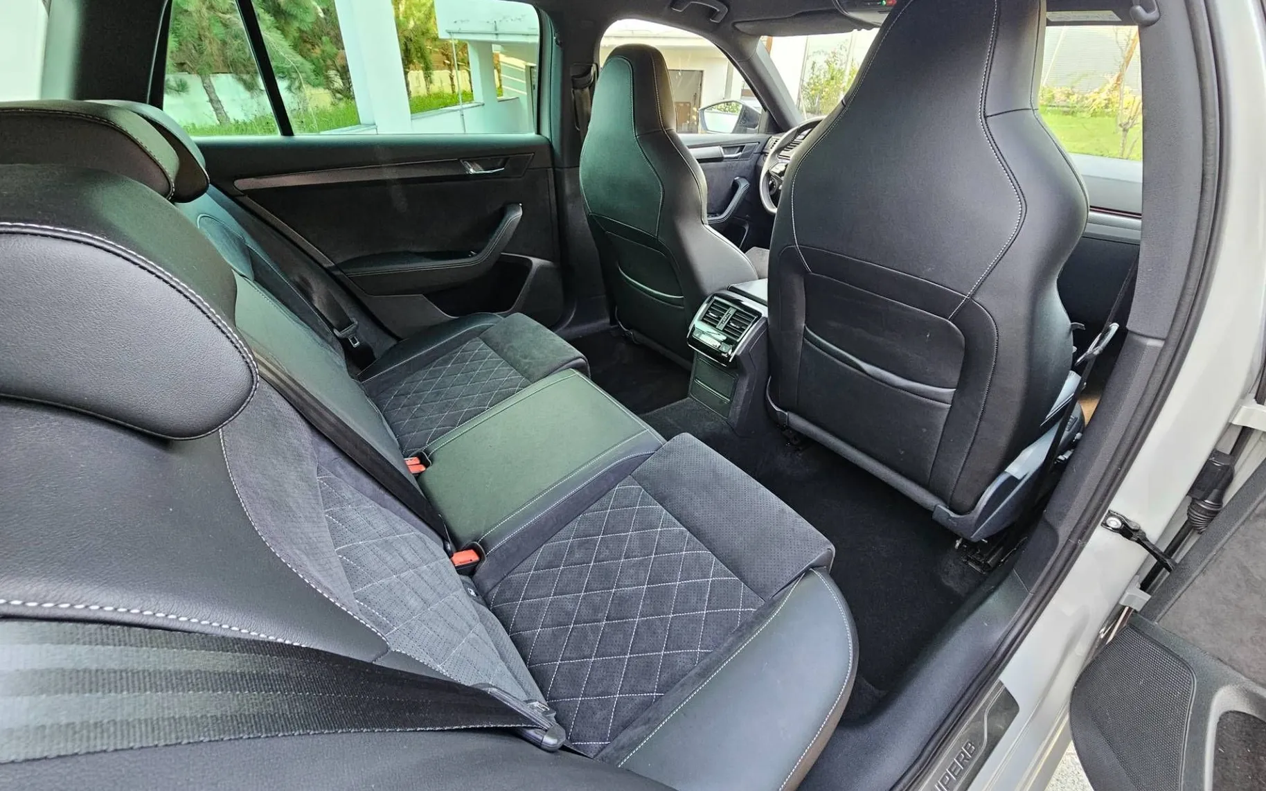 Notranja slika - Škoda Superb - Combi 4x4 2.0 TSI Sportline DSG |VIRTUAL|WEBASTO| - 11