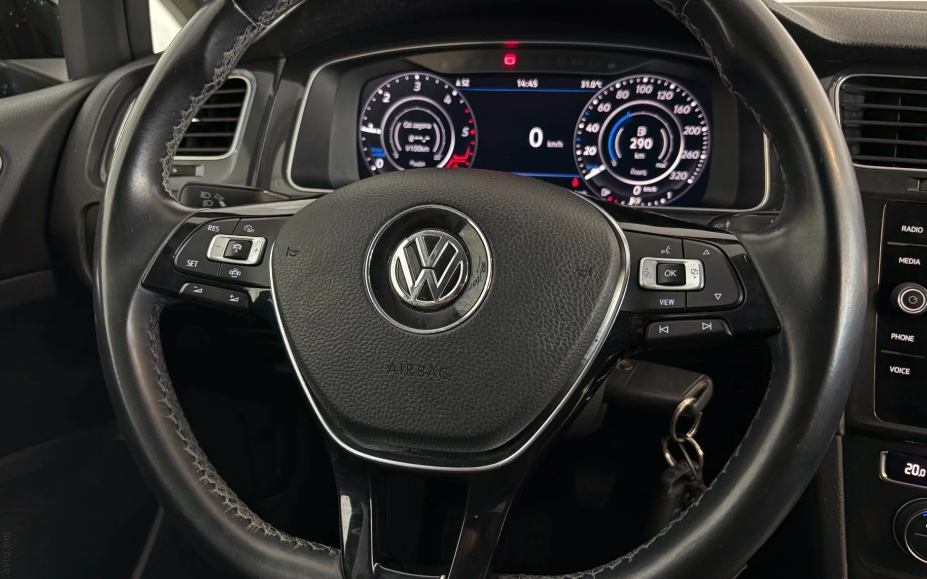 Notranja slika - Volkswagen Golf - 1.6 TDI  R-Line - Pano - ACC - Virtual - PDC - S - 10