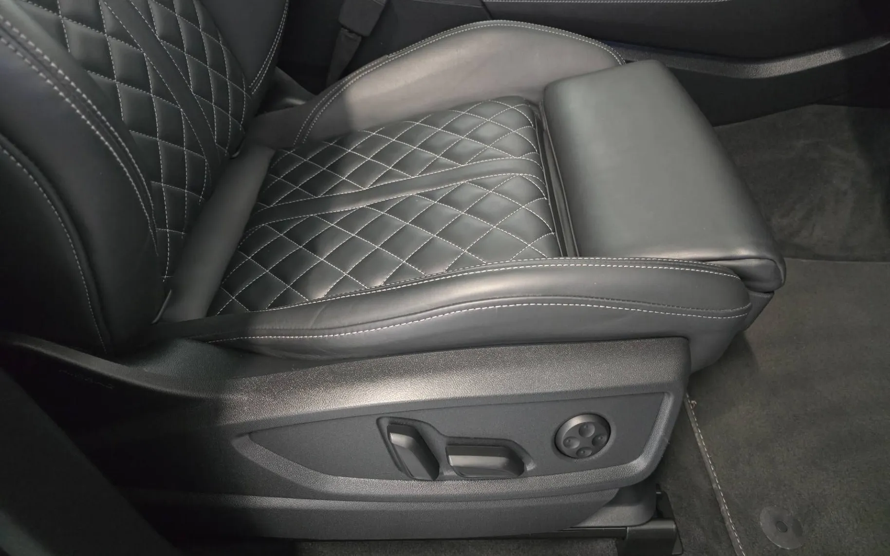 Notranja slika - Audi Q5 - quattro 40 TDI Advanced S tronic S-line - 20
