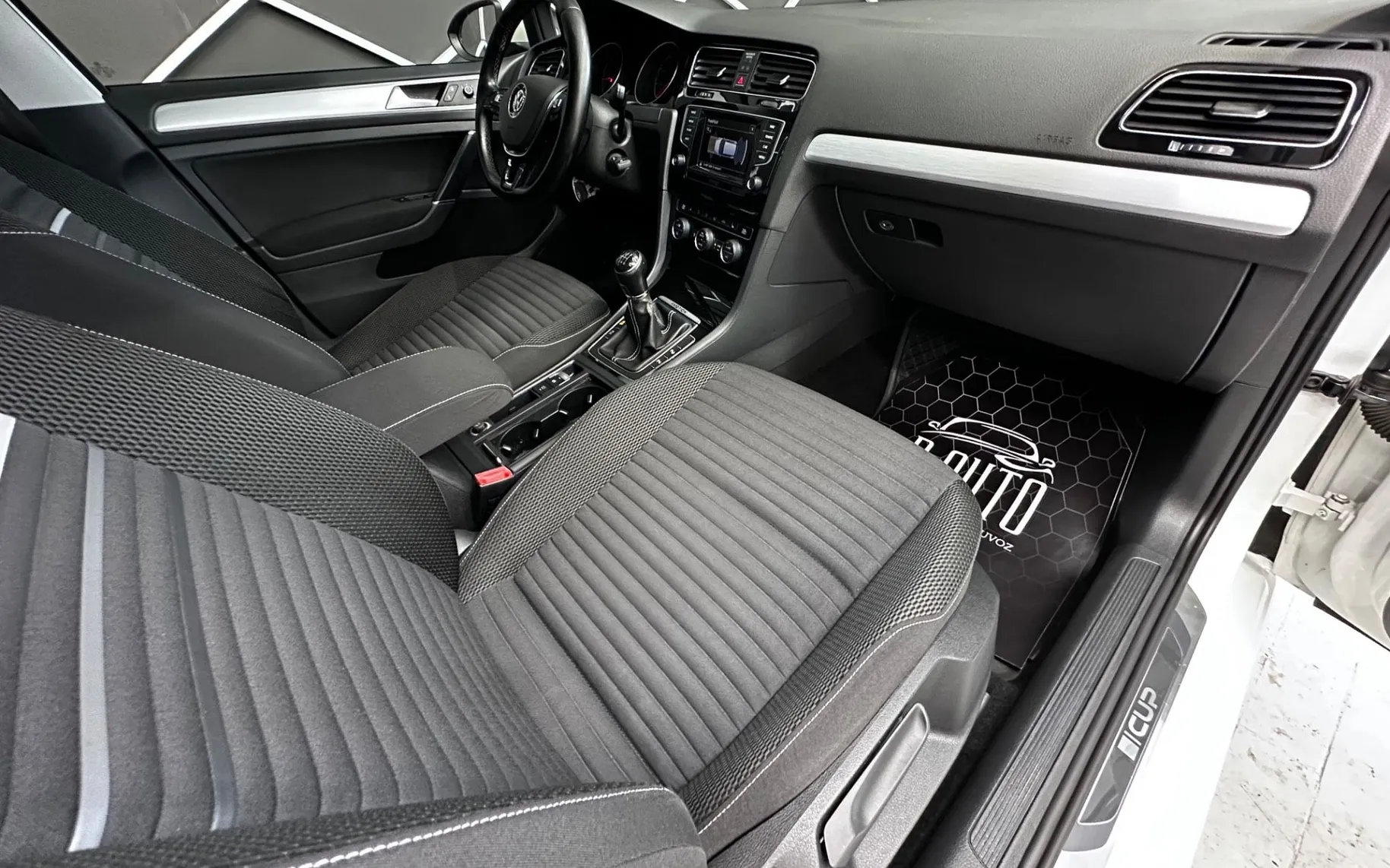 Notranja slika - VW Golf - 4MOTION 2.0 TDI CUP+ LED+NAVI+KLJUKA+PDC - 10