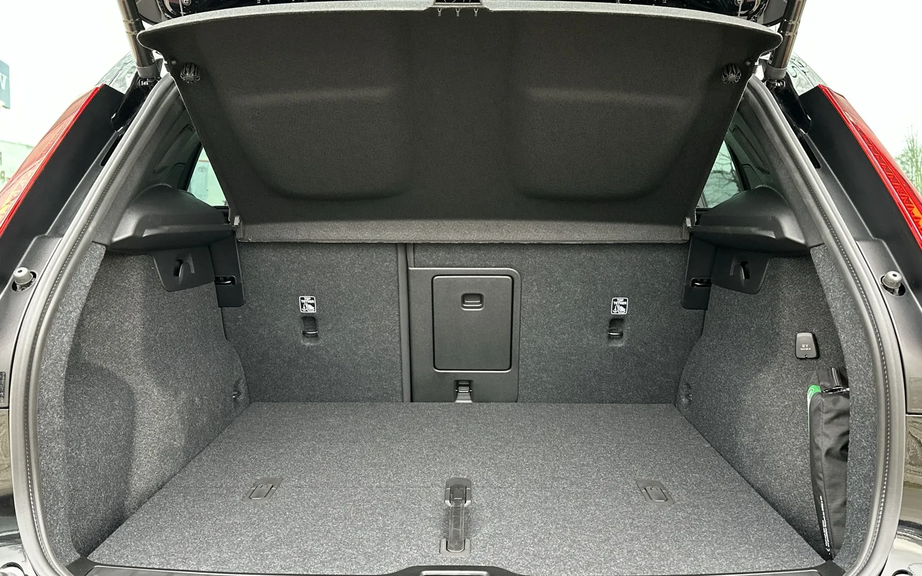 Zunanja slika - Volvo XC40 - B3  P  Plus Black Edition... - 21