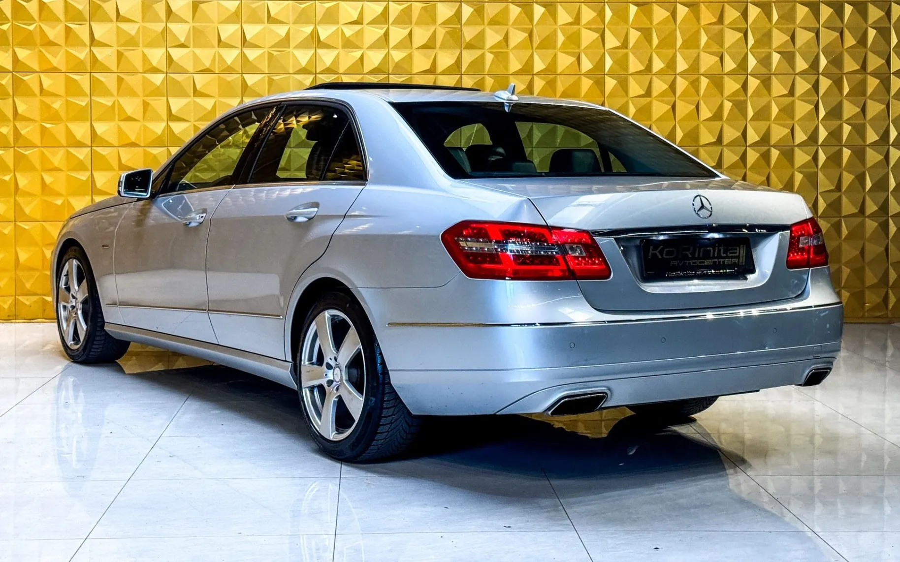 Notranja slika - Mercedes-Benz E-Razred - E 220 CDI AUT.-PANO.-GRETJE-PDC-NAVI-F1... - 9