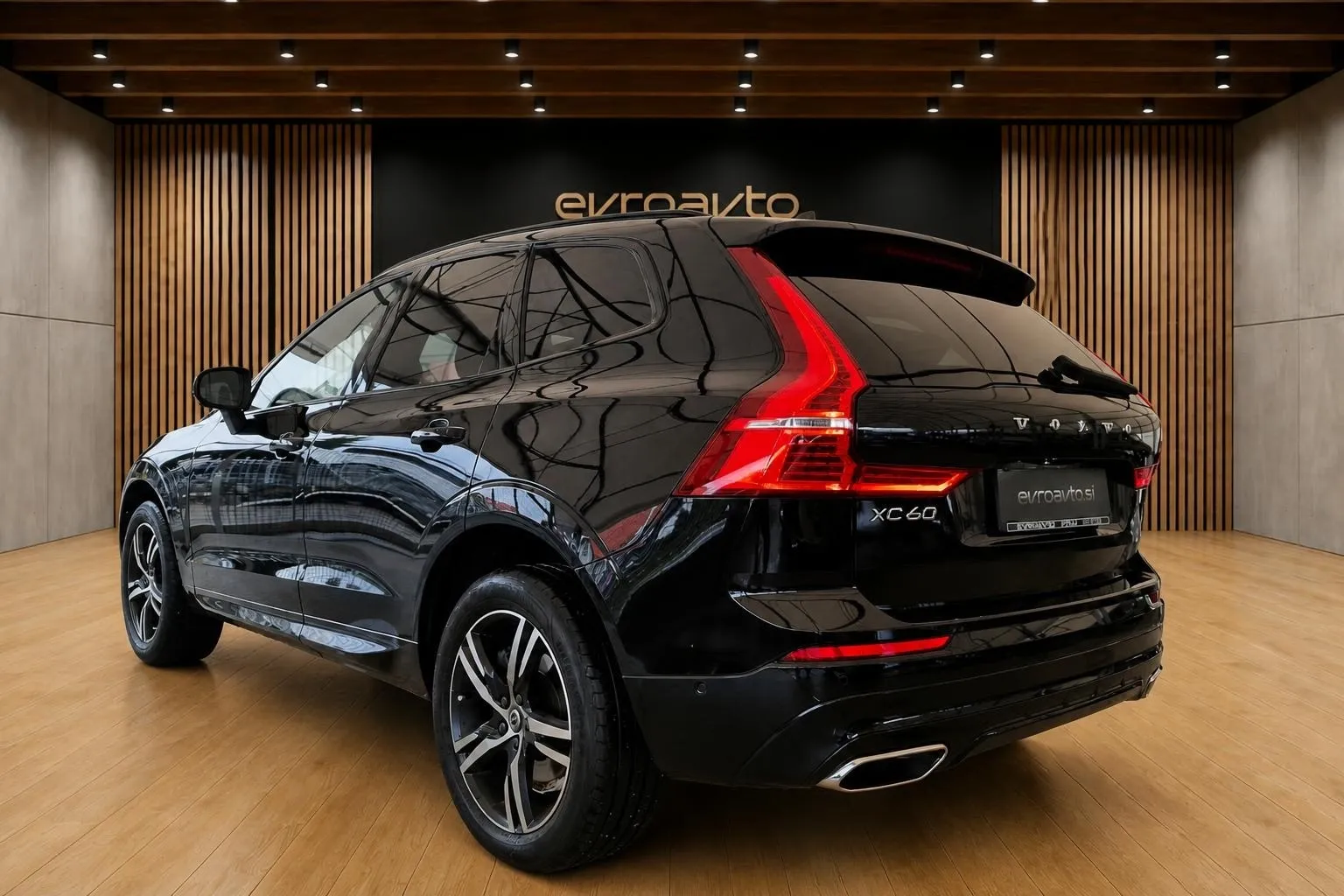 Notranja slika - Volvo XC60 - B4D R-Design Avt.-Head-up zaslon  HUD -360-Radar - 7