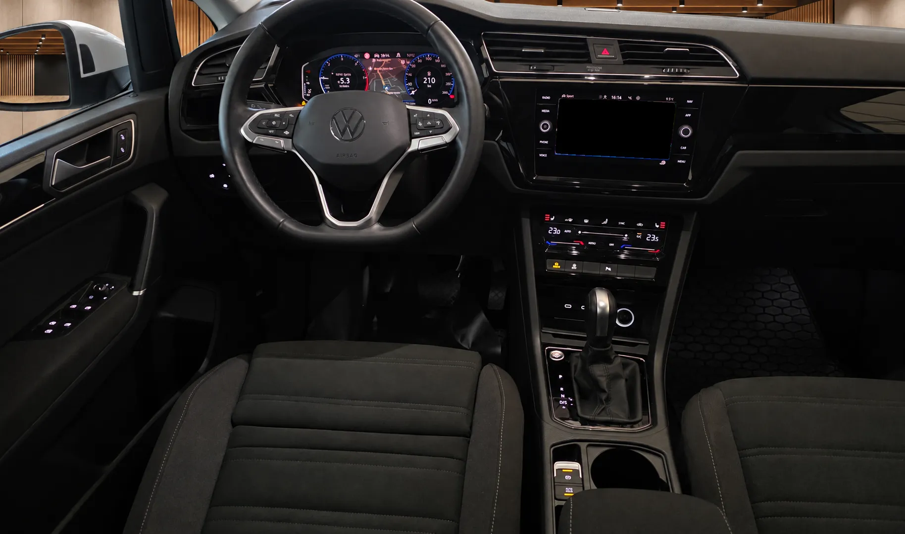 Notranja slika - Volkswagen Touran - 2.0 TDI R-Line DSG 1.Lastnik-Slov.poreklo-7 Sedeže - 12