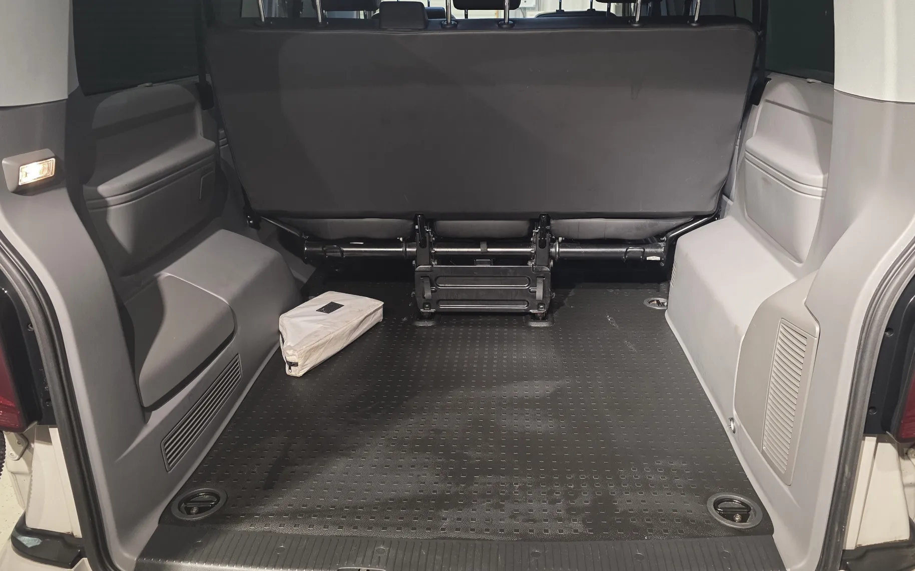 Zunanja slika - Volkswagen Caravelle - 2.0TDI DSG 110kW USNJE KAM PDC ACC - 20