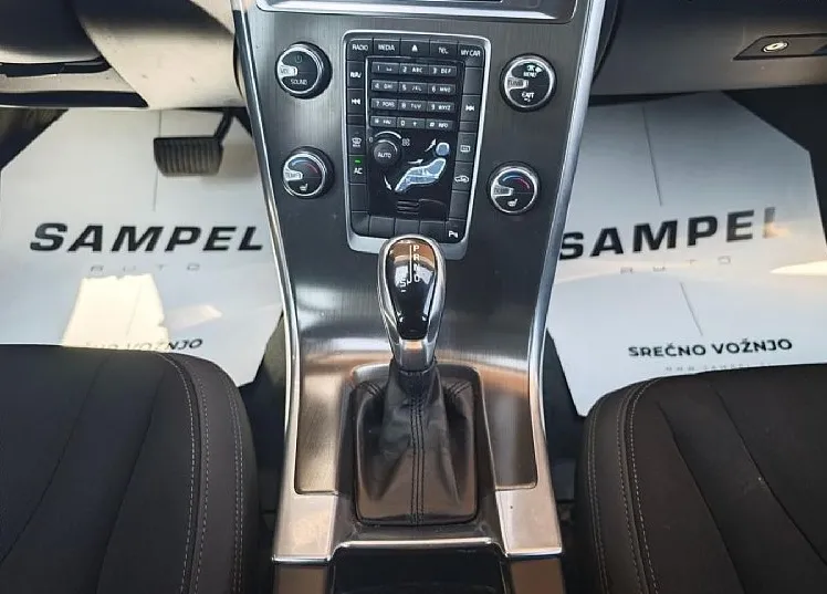 Zunanja slika - Volvo XC60 - D3 AUTO - VLEČNA KLJUKA - TEMPOMAT - GRETI SEDEŽI - 13