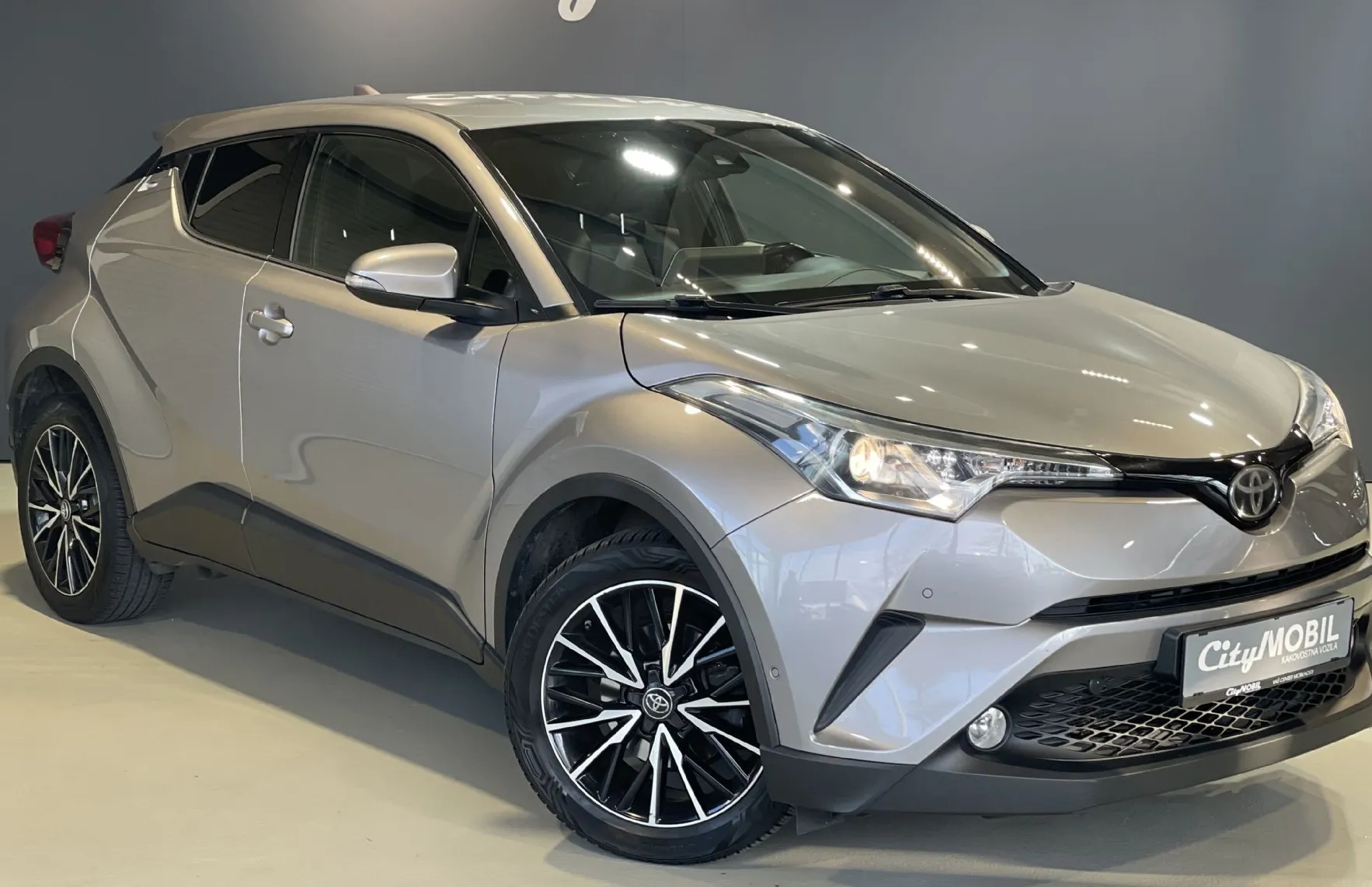 Zunanja slika - Toyota C-HR - KEYLESS-KAMERA-RADAR-LANE-PARK SENZORJI-GRETJE SED - 3