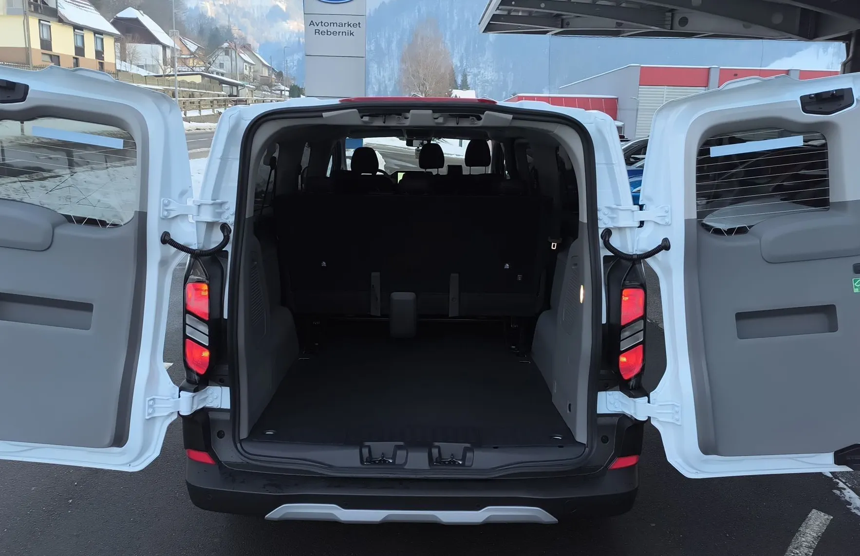 Zunanja slika - Ford Transit Custom - KOMBI TRAIL 2.0 TDCi 150 KM M6 L2H1 -ZALOGA - 13