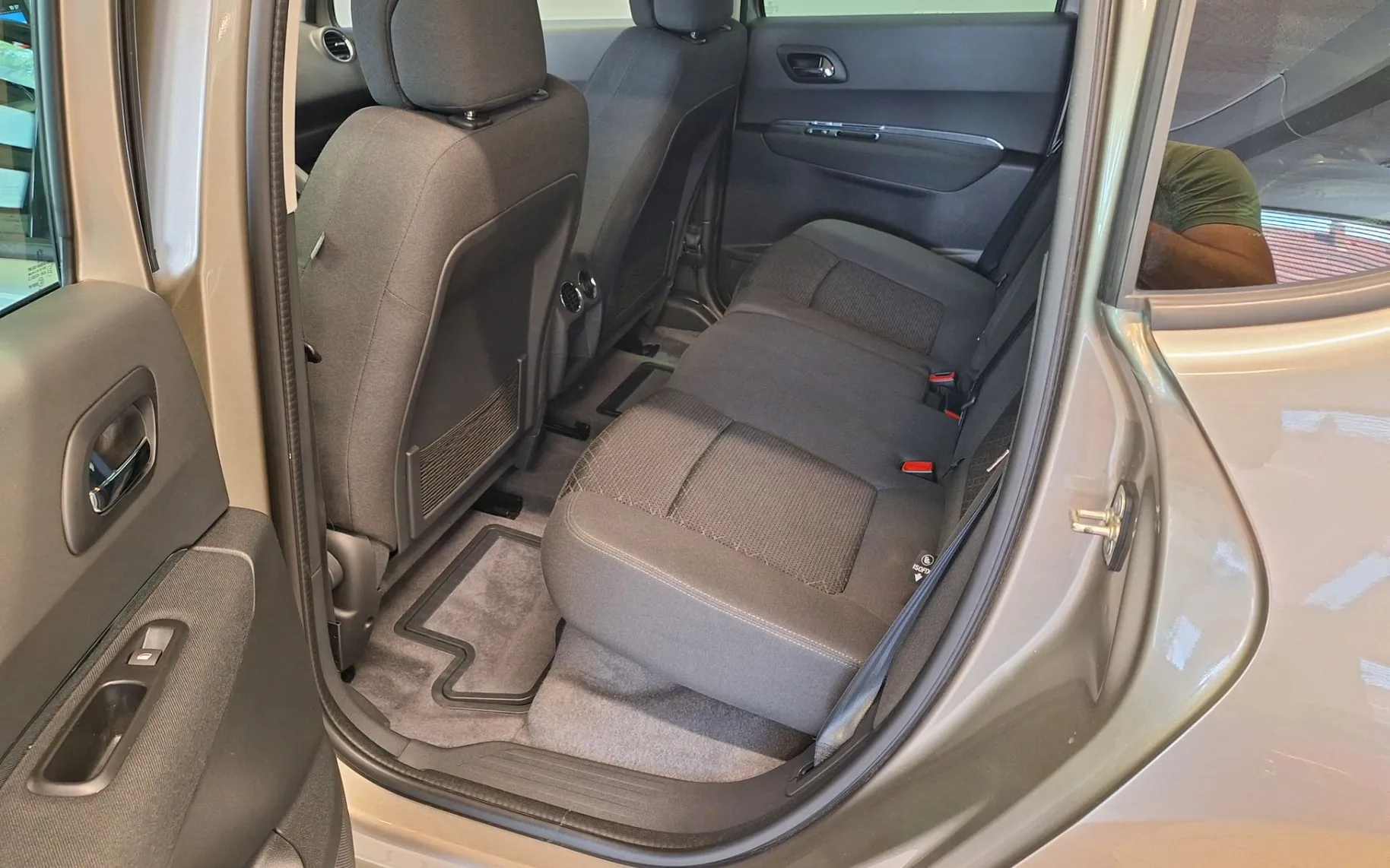 Notranja slika - Peugeot 3008 - ACTIVE 1.6 BlueHDi 120 avtomatik KREDIT BREZ POL - 9
