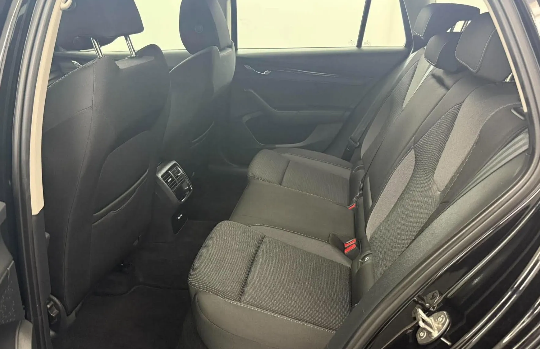 Zunanja slika - Škoda Octavia - Combi 2.0 TDI. DSG.2024 SAMO 89.000 KM - 22