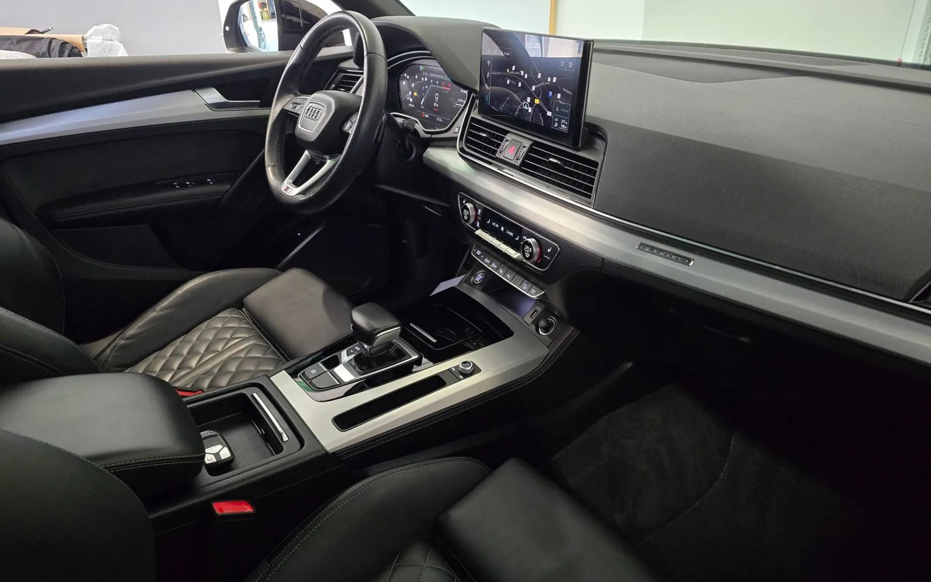 Notranja slika - Audi Q5 - quattro 40 TDI Advanced S tronic S-line - 10