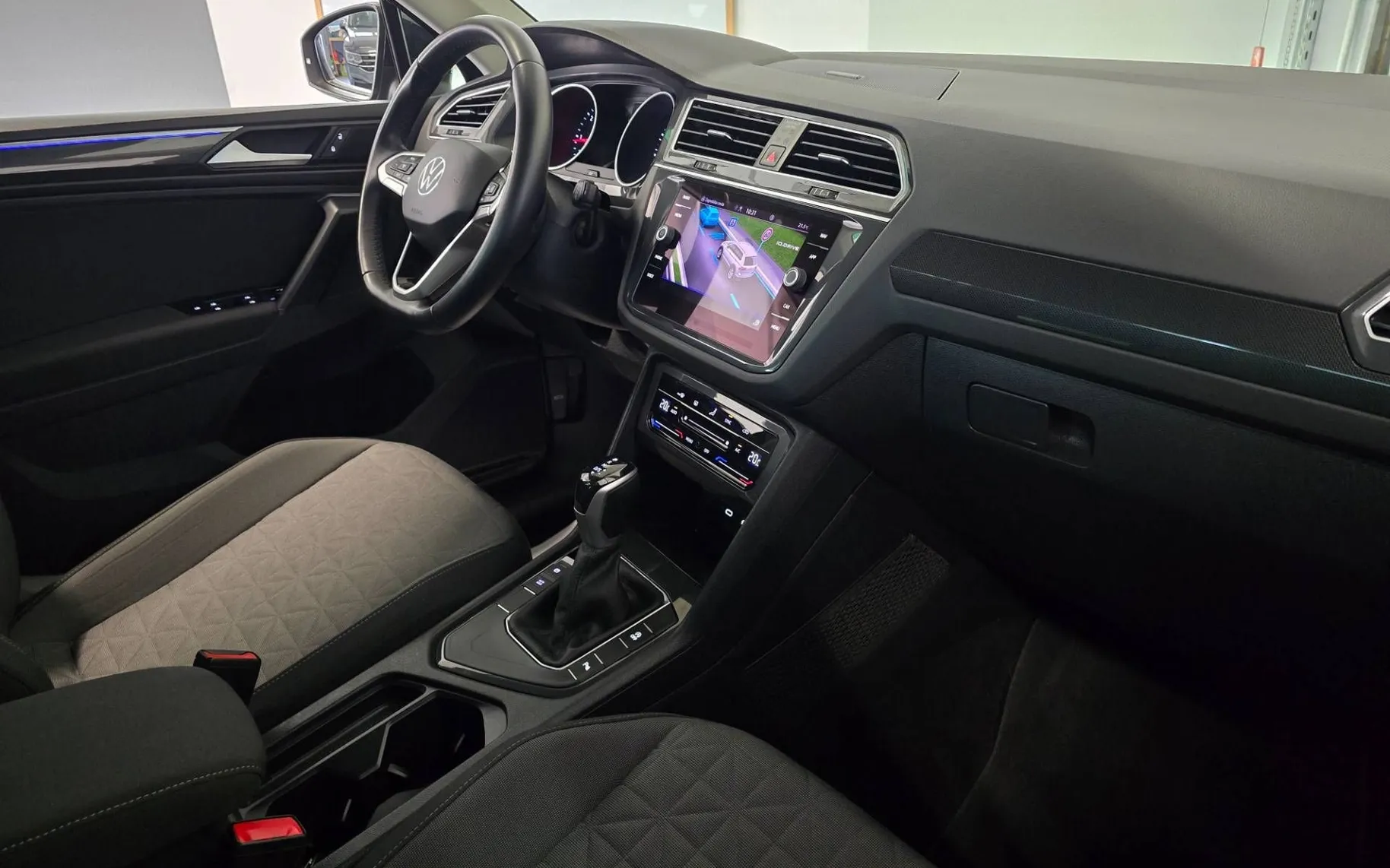 Notranja slika - Volkswagen Tiguan - 2.0 TDI BMT Life DSG - LED.kamera.keyless.ambient - 10