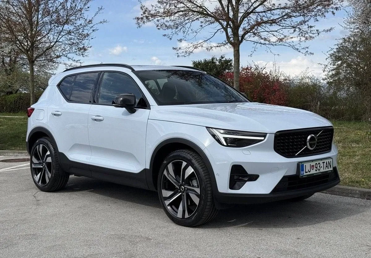 Zunanja slika - Volvo XC40 - B4 P Ultra Dark Avt. - 2