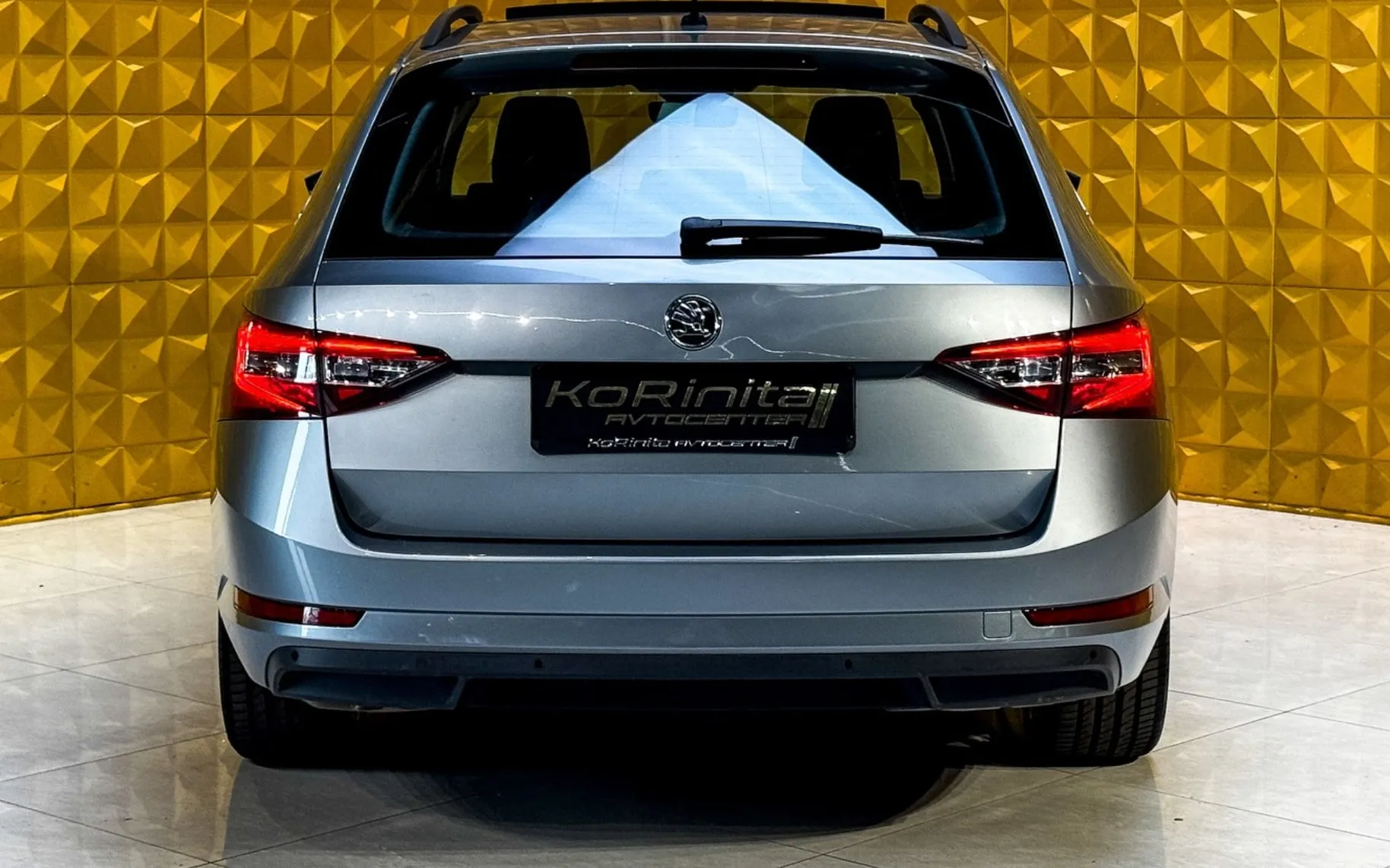 Notranja slika - Škoda Superb - 2.0 TDI 4X4 AUT.-PANO-GRETJE-NAVI-RADAR TEMP - 10