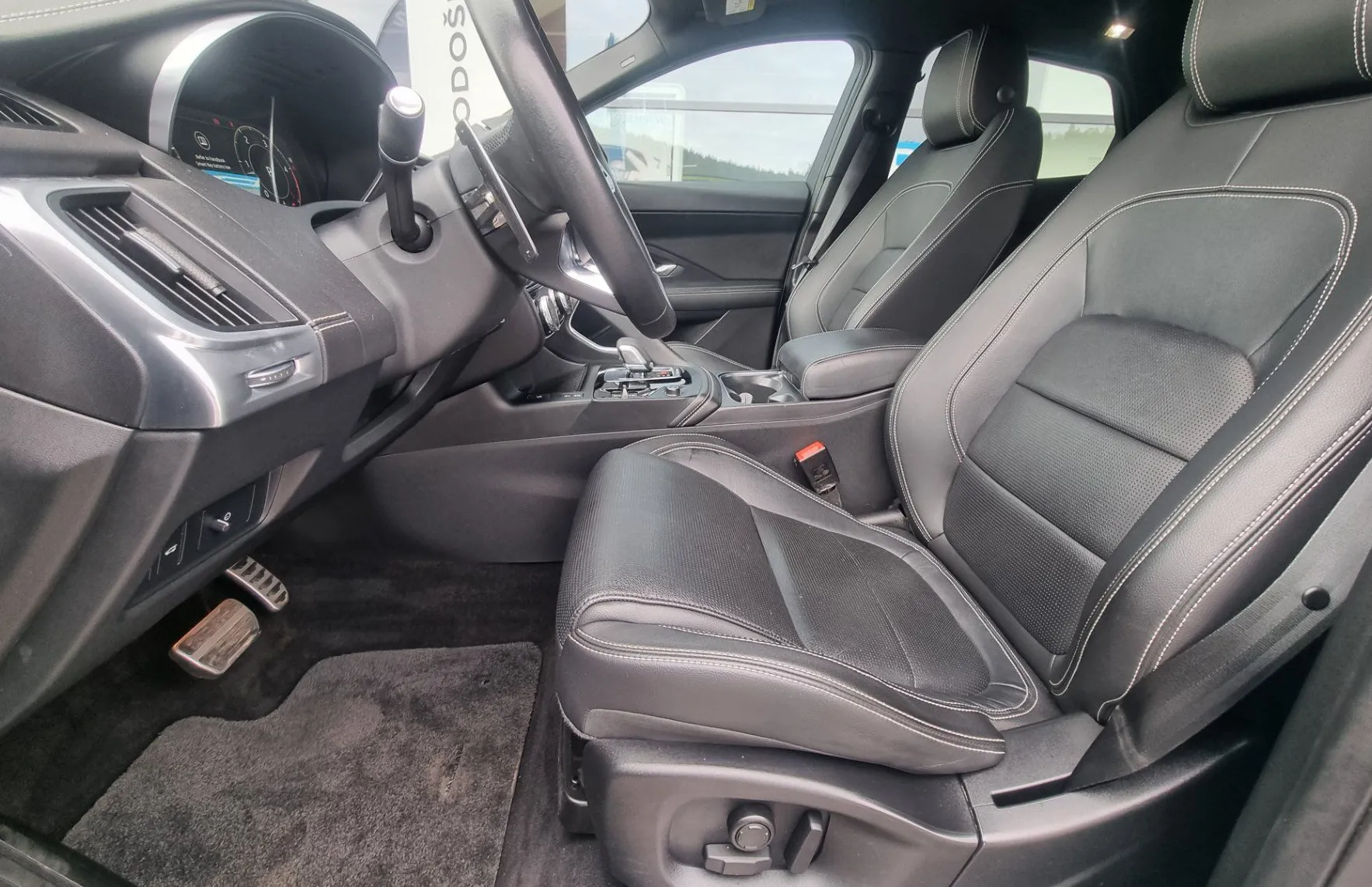 Zunanja slika - Jaguar E-PACE - 2.0 D165 MHEV R-DYNAMIC AWD - AVTOMATIK - ODLIČEN - 10