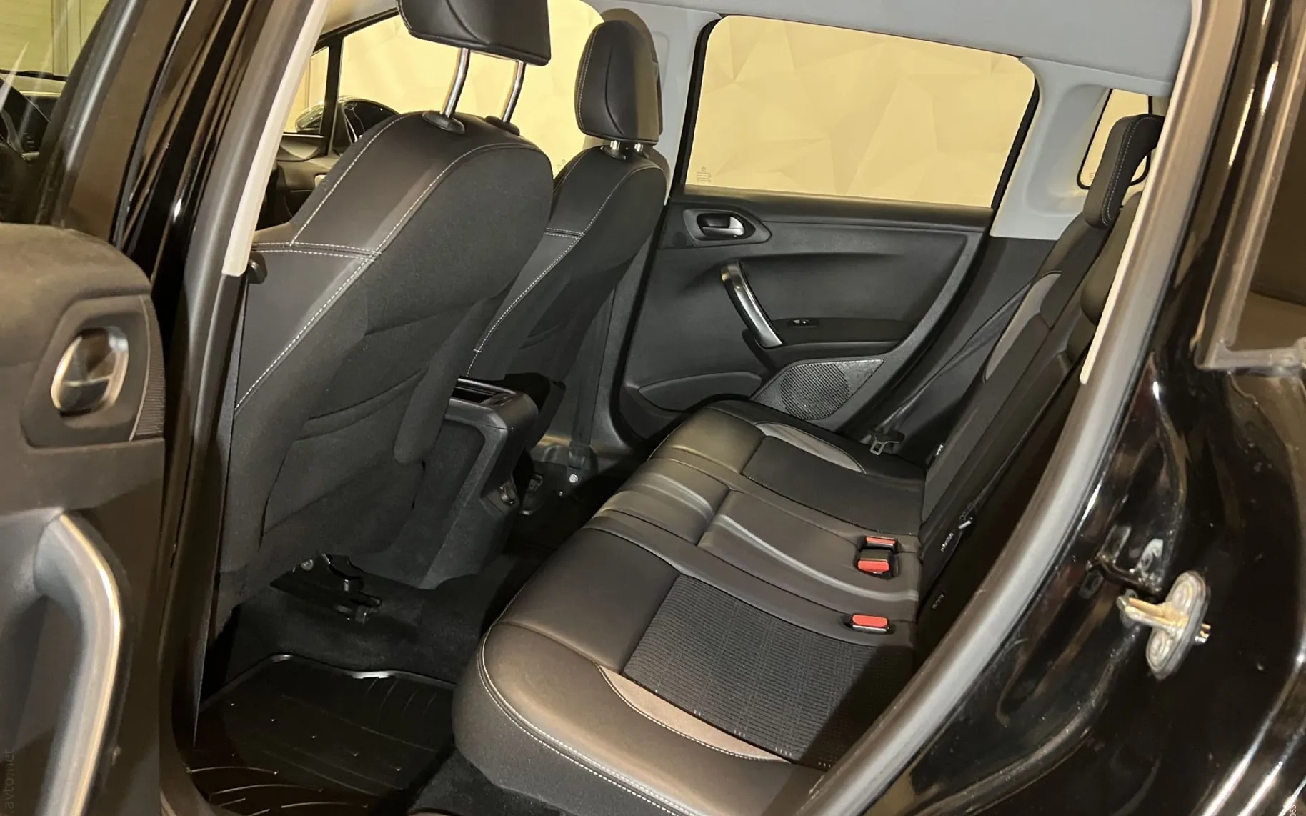 Notranja slika - Peugeot 2008 - 1.2 -LED-NAVI-TEMPOMAT-CROME-ALU-PDC-ODLIČEN... - 11