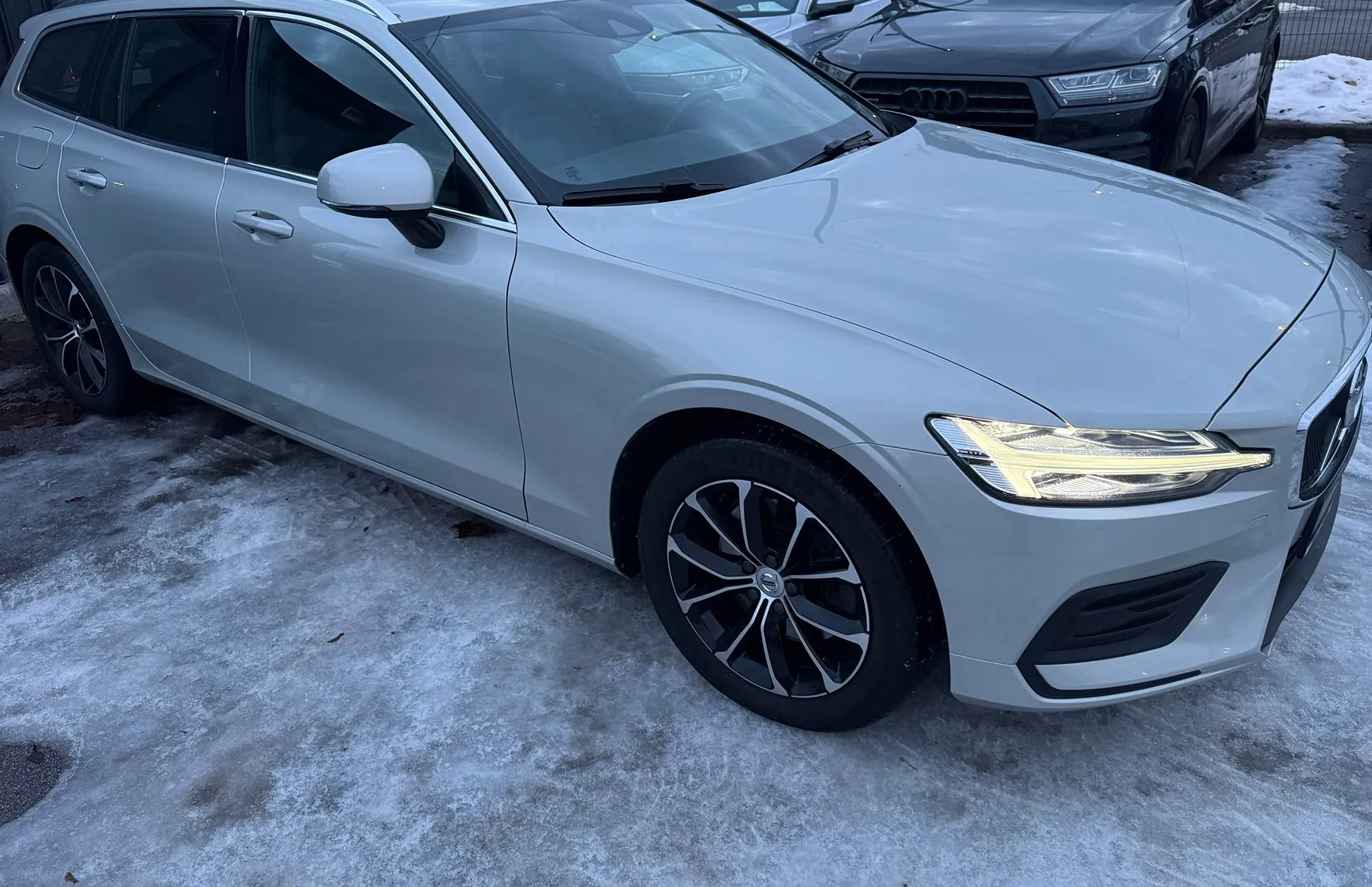 Zunanja slika - Volvo V60 - D4 PANO-FullLED-Usnje-KAM-Mkot-PDC-Gretje-KljukaDE - 2