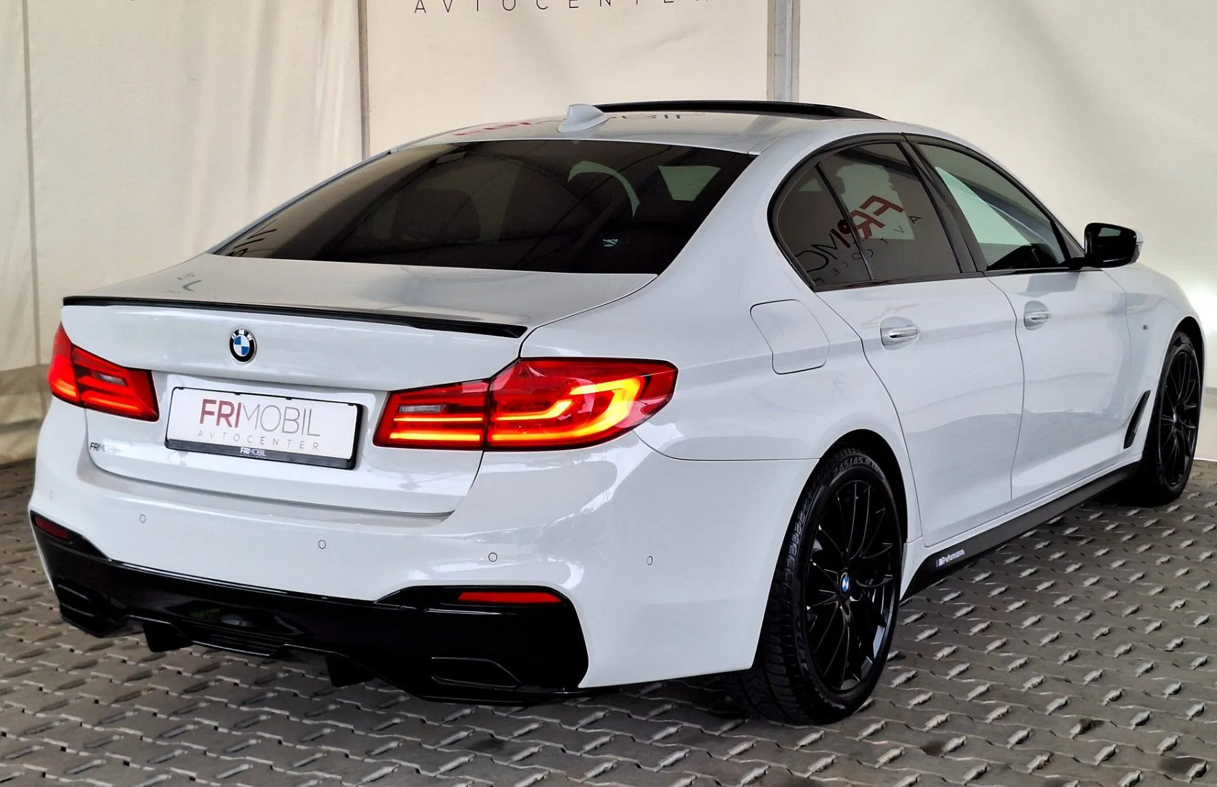 Zunanja slika - BMW Serija 5 - : 520d M-Performance•PANO•AMBIENT•ADAPTIVE LED• - 5