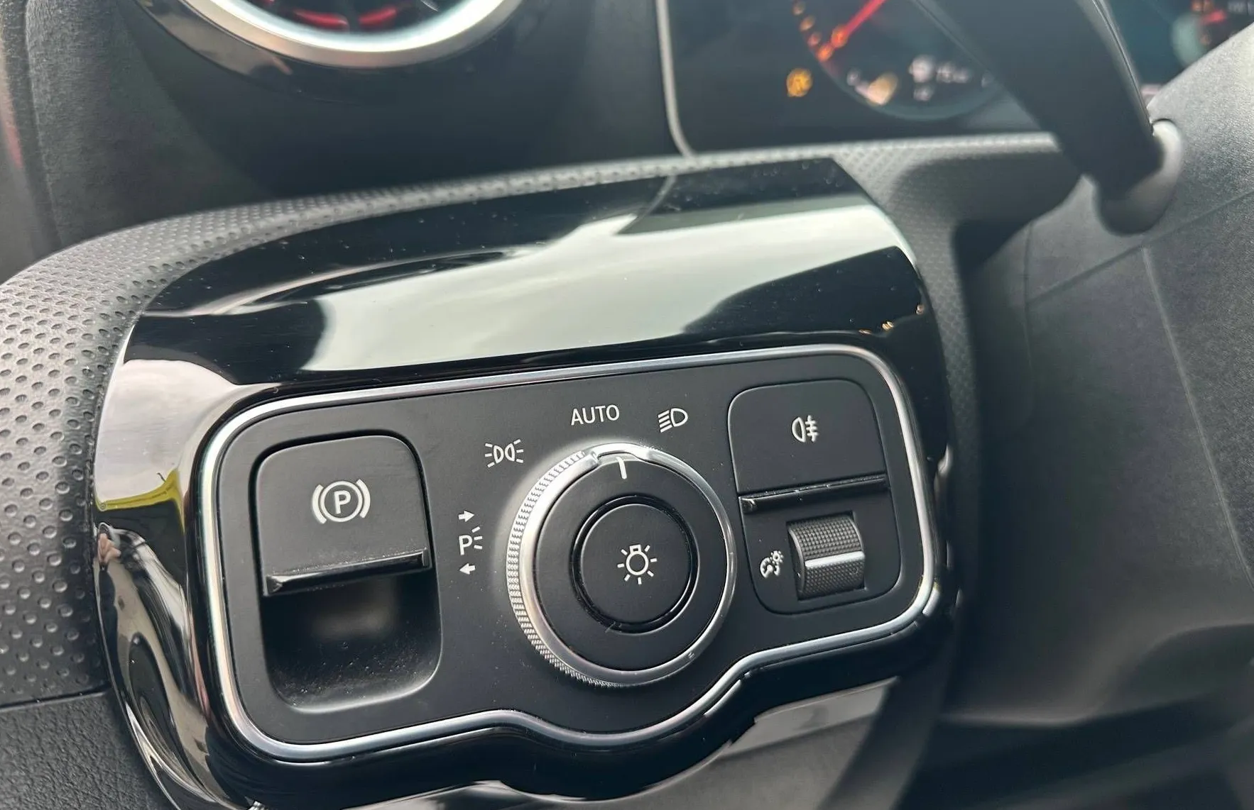 Zunanja slika - Mercedes-Benz A-Razred - 35 AMG 4MATIC + DTC LED KAM NAVI PDC TEMP GR.SEDEŽ - 18