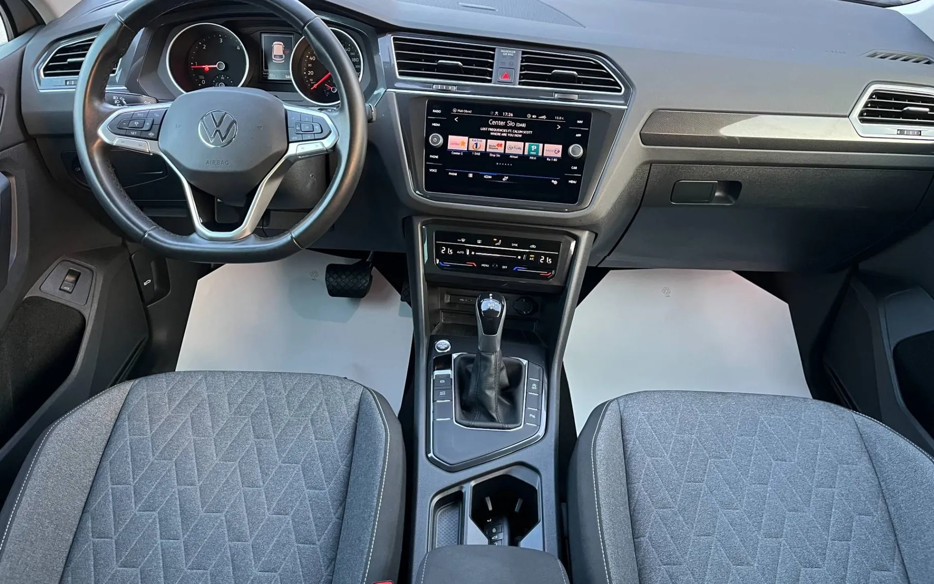Notranja slika - Volkswagen Tiguan - 2.0 TDI SCR BMT -1 LASTNIK-ALU-LED-KAM-ODLIČEN... - 8