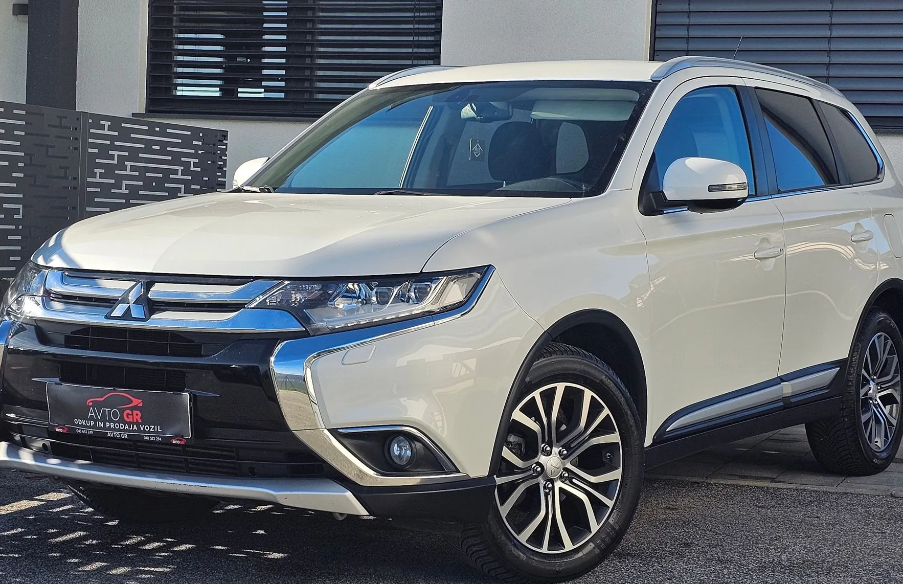 Zunanja slika - Mitsubishi Outlander - 2.2 DI-D 4WD INTENSE+4VT-.KLJUKA- LED-NAVI-PERLA B - 11