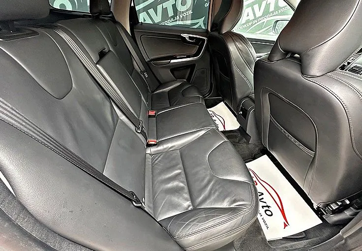 Zunanja slika - Volvo XC60 - D4 R-Design Momentum+133KW+ALU+XENON+USNJE+UGODNO - 11
