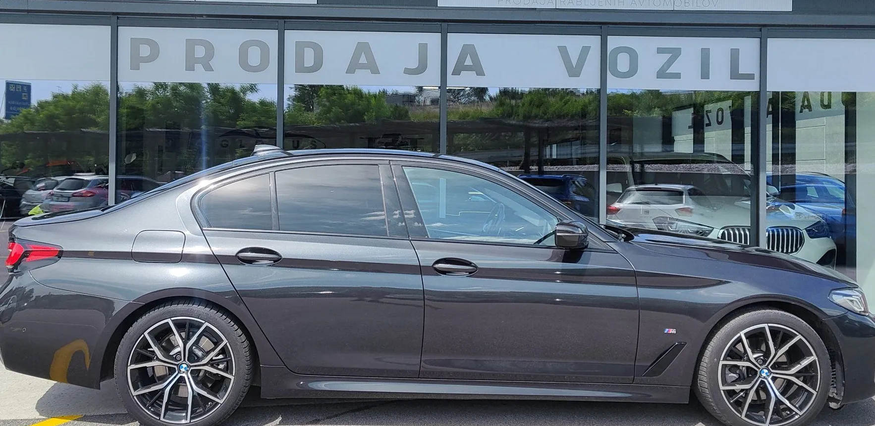Zunanja slika - BMW Serija 5 - : 520d Avt.M-PAKET HEAD UP HLAJENJE KAMERA KEYLESS - 4