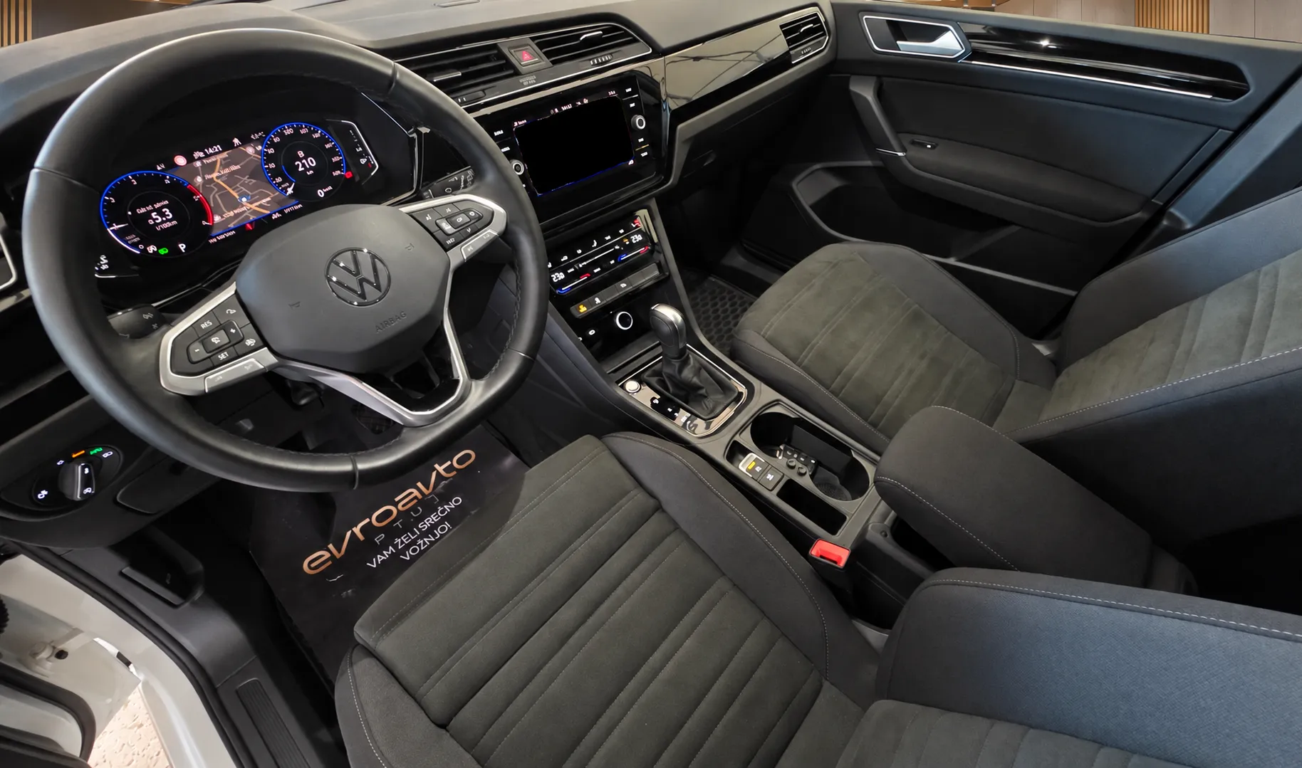 Notranja slika - Volkswagen Touran - 2.0 TDI R-Line DSG 1.Lastnik-Slov.poreklo-7 Sedeže - 13