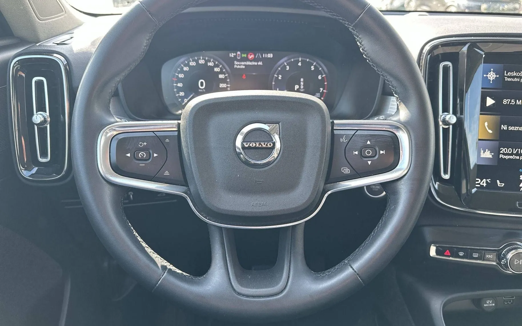 Notranja slika - Volvo XC40 - B4 P AWD Momentum Pro Avt. - 14
