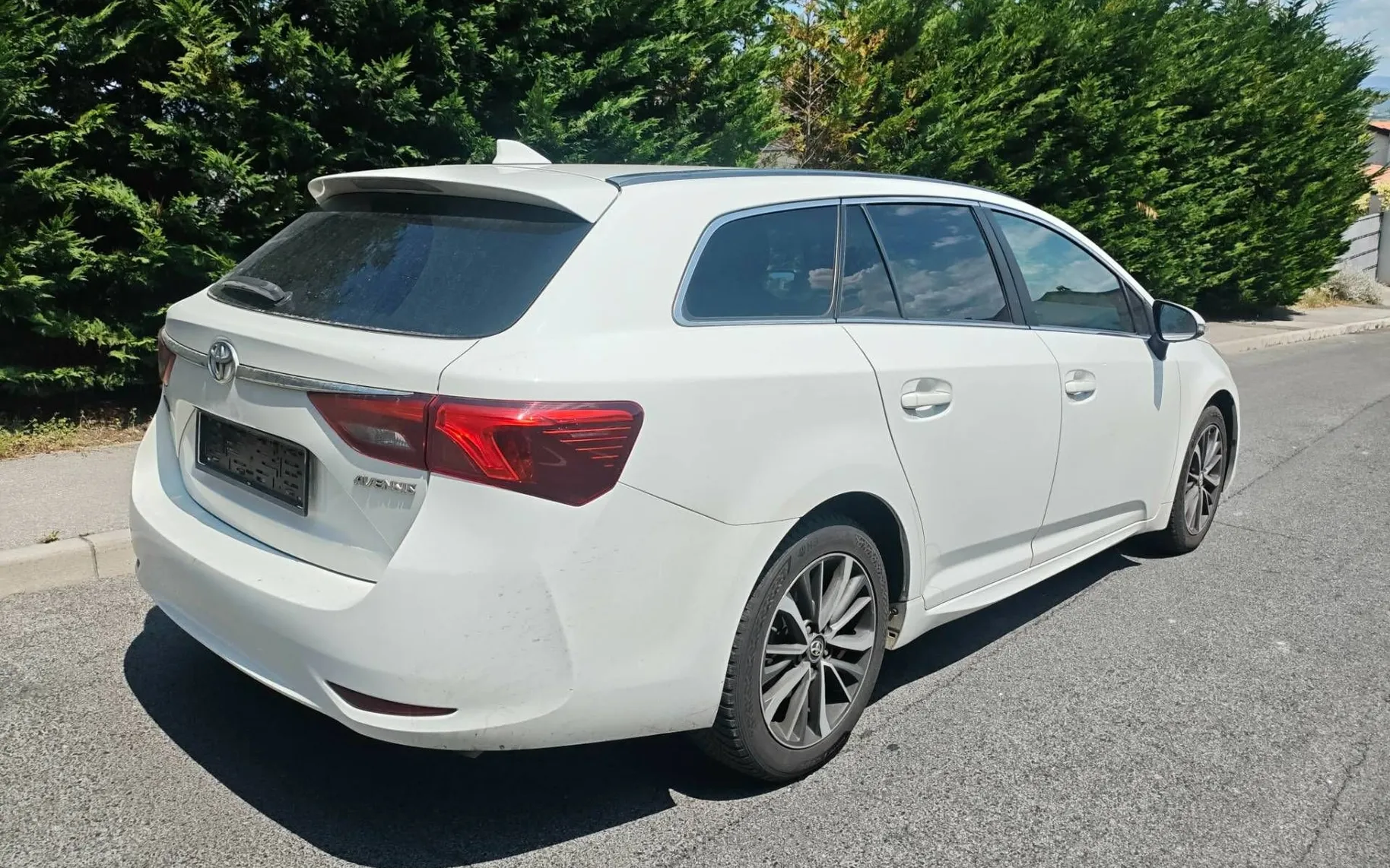 Zunanja slika - Toyota Avensis - 2.0 D-4D 1.LASTNIK SERVSIRAN...ODLICNA... - 4